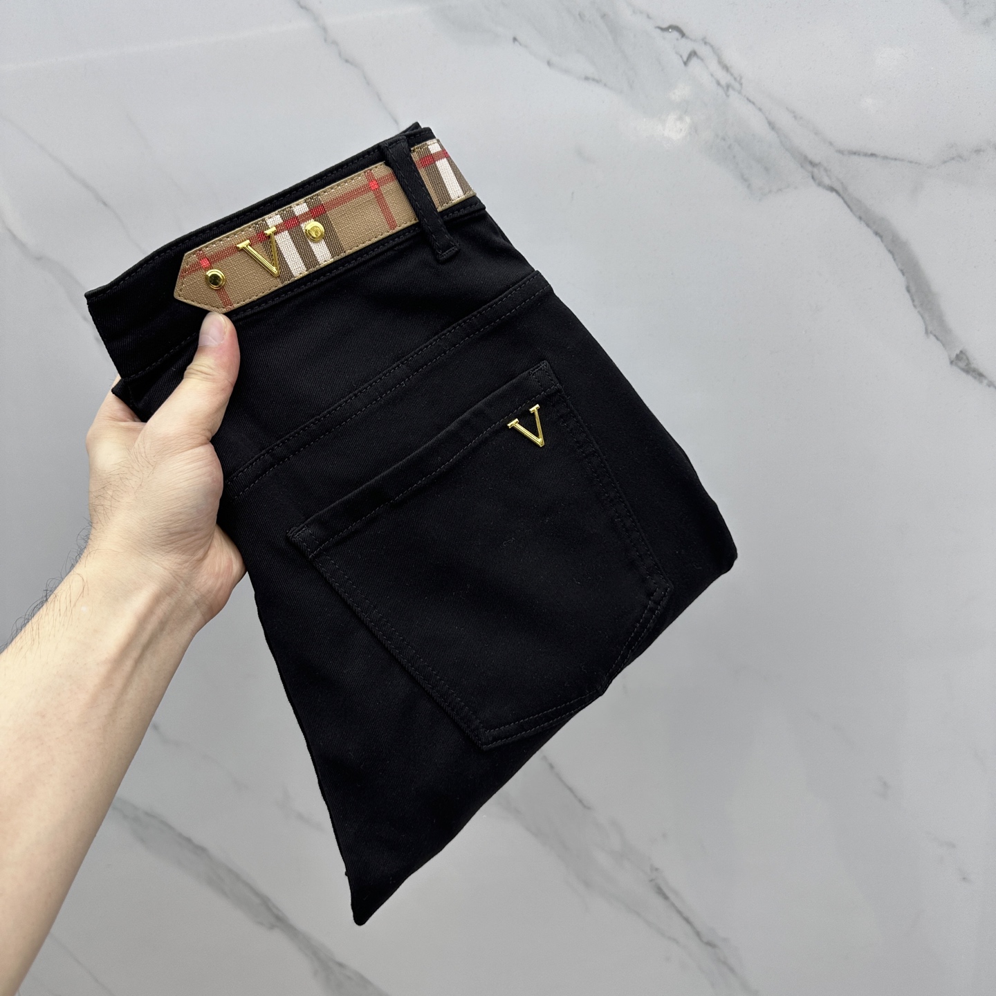 NO:487098,BBR* Burberry High-end customization, the latest jeans in early spring 2025 are released simultaneously on the counter. Original custom reproduction. Customer-supplied hardware and accessories. Original quality. Imported denim fabrics are highly elastic. Heavy industry washing. Fine workmanship and excellent upper body!  Preferred single product G19 original single product Number: 29-3835. 37, burberry, jeans, alexander wang19860909BBR*巴宝莉 高端定制、2025早春最新款牛仔裤 柜台同步发售 原版定制复刻 客供五金辅料 原单品质 进口牛仔面料高弹力 重工洗水 做工走线精细 上身绝佳！优选单品 G19原单出品 码数: 29-3835. 37,,burberry,jeans,alexander wang,Men's clothing