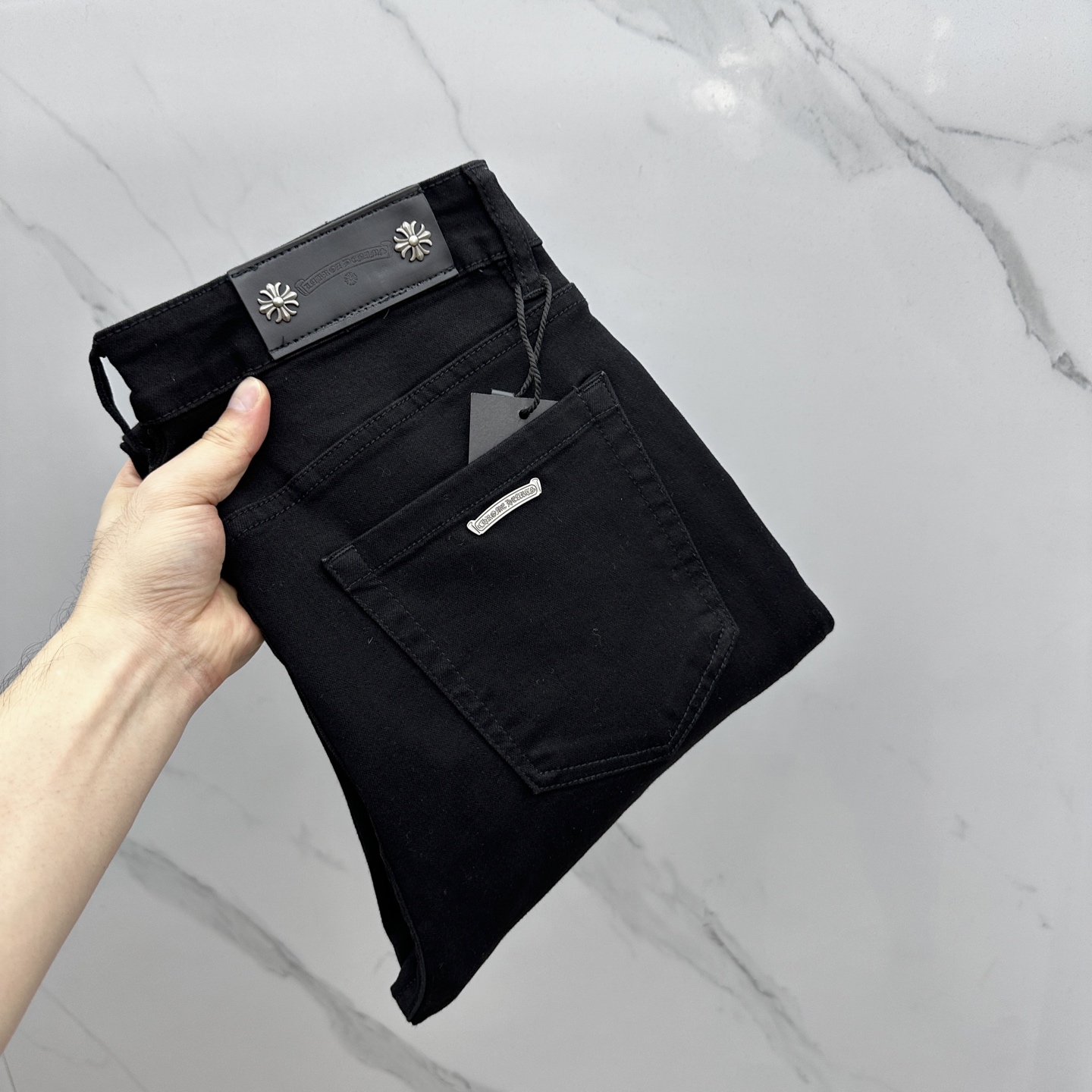 NO:487105,CH* Crowxin High-end customization, the latest jeans in early spring 2025 are released simultaneously on the counter. Original customization reproduction. Customer-supplied hardware and accessories. Original quality. Imported denim fabrics are highly elastic. Heavy industry washing. Fine workmanship and excellent upper body!  Preferred single product G19 original single product Number: 29-3835. 37,,chrome hearts,jeans,alexander wang19860909CH*克罗心 高端定制、2025早春最新款牛仔裤 柜台同步发售 原版定制复刻 客供五金辅料 原单品质 进口牛仔面料高弹力 重工洗水 做工走线精细 上身绝佳！优选单品 G19原单出品 码数: 29-3835. 37,,chrome hearts,jeans,alexander wang,Men's clothing