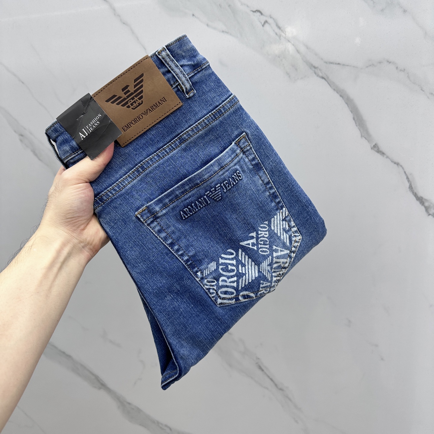 NO:487110,ARMANI high-end customization, the latest jeans in early spring 2025 are released simultaneously on the counter. Original customization replicas. Customer-supplied hardware and accessories. Original quality. Imported denim fabrics are highly elastic. Heavy industry washing. Fine workmanship and excellent upper body!  Preferred single product G19 original single product Number of codes: 29-3835. 37,,armani,armani,jeans,alexander wang19860909ARMANI阿玛尼高端定制、2025早春最新款牛仔裤 柜台同步发售 原版定制复刻 客供五金辅料 原单品质 进口牛仔面料高弹力 重工洗水 做工走线精细 上身绝佳！优选单品 G19原单出品 码数: 29-3835. 37,,armani,armani,jeans,alexander wang,Men's clothing