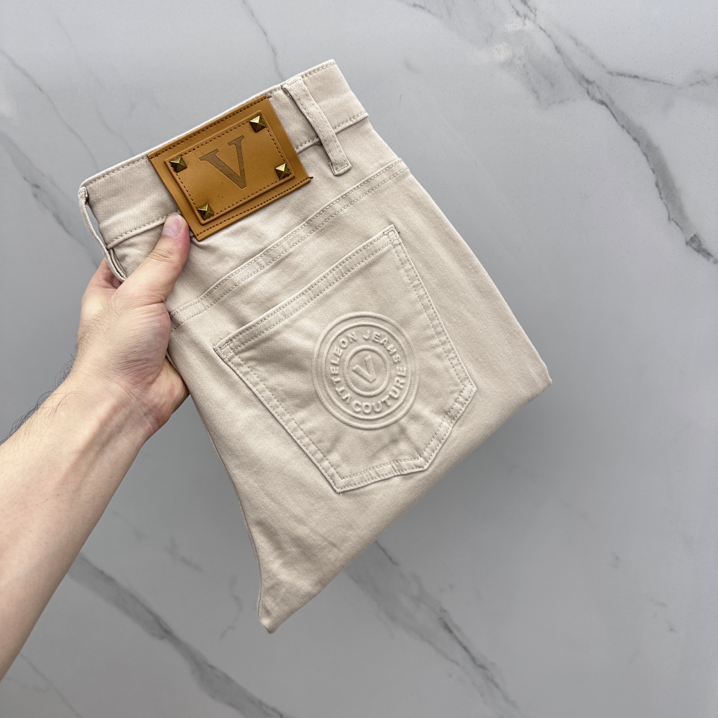 NO:487117,VLTN* Valentino High-end customization, the latest jeans in early spring 2025 are released simultaneously on the counter. Original custom reproduction. Customer-supplied hardware and accessories. Original quality. Imported denim fabrics are highly elastic. Heavy industry washing. Fine workmanship and excellent upper body!  Preferred single product G19 original single product Number: 29-3835. 37, valentino, jeans, alexander wang19860909VLTN*华伦天奴 高端定制、2025早春最新款牛仔裤 柜台同步发售 原版定制复刻 客供五金辅料 原单品质 进口牛仔面料高弹力 重工洗水 做工走线精细 上身绝佳！优选单品 G19原单出品 码数: 29-3835. 37,,valentino,jeans,alexander wang,Men's clothing