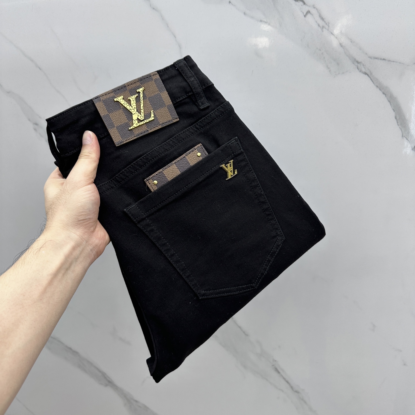 NO:487125,1V* Louis Vuitton high-end customization, the latest jeans in early spring 2025 are released simultaneously on the counter. Original custom reproduction. Customer-supplied hardware and accessories. Original quality. Imported denim fabrics are highly elastic. Heavy industry washing. Fine workmanship and excellent upper body!  Preferred single product G19 original single product Number: 29-3835. 37,,louis vuitton,jeans,alexander wang198609091V*路易威登高端定制、2025早春最新款牛仔裤 柜台同步发售 原版定制复刻 客供五金辅料 原单品质 进口牛仔面料高弹力 重工洗水 做工走线精细 上身绝佳！优选单品 G19原单出品 码数: 29-3835. 37,,louis vuitton,jeans,alexander wang,Men's clothing