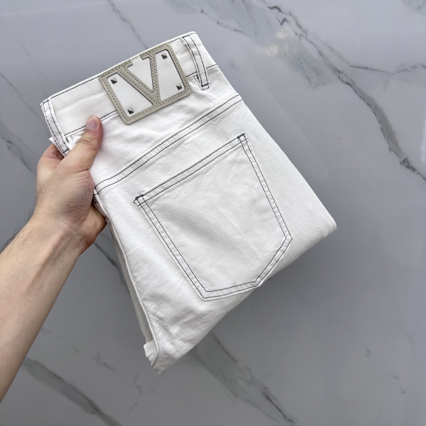 NO:487133,VLTN* Valentino High-end customization, the latest jeans in early spring 2025 are released simultaneously on the counter. Original custom reproduction. Customer-supplied hardware and accessories. Original quality. Imported denim fabrics are highly elastic. Heavy industry washing. Fine workmanship and excellent upper body!  Preferred single product G19 original single product Number: 29-3835. 37, valentino, jeans, alexander wang19860909VLTN*华伦天奴 高端定制、2025早春最新款牛仔裤 柜台同步发售 原版定制复刻 客供五金辅料 原单品质 进口牛仔面料高弹力 重工洗水 做工走线精细 上身绝佳！优选单品 G19原单出品 码数: 29-3835. 37,,valentino,jeans,alexander wang,Men's clothing