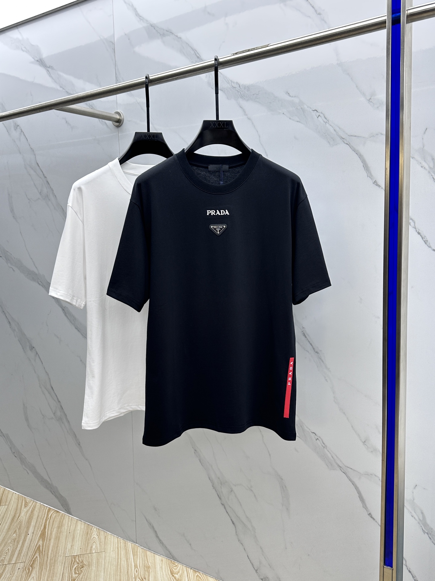 NO:468324,Prad*Prad* 2025FW spring and summer new round neck bottoming T-shirt, three-dimensional logo micro-contour half-sleeved cotton base T-shirt, cotton, feel glutinous and skin-skinned, soft and tough. Processing, toughness and wrinkle resistance have been greatly improved. The micro-contour tailoring is very well-placed, and the chest logo triangular mark is extremely recognizable. The three-standard logo is complete, and the single-sided base must be used. G19 for men and women, the same size, t-shirt, alexander wang19860909Prad*普拉达 2025FW春夏新品圆领打底外穿T恤,立体感logo微廓形半袖纯棉打底T恤,棉,手感面糯有骨感,柔而有韧性.工艺处理,韧性和抗皱性能得到大幅度提高.微廓形剪裁很到位,胸前logo三角标,辨识度极高.三标齐全,单穿打底必备单品. 男女同款G19 码数m-3XL,,prada,prada,tees，t-shirt,alexander wang,Men's clothing