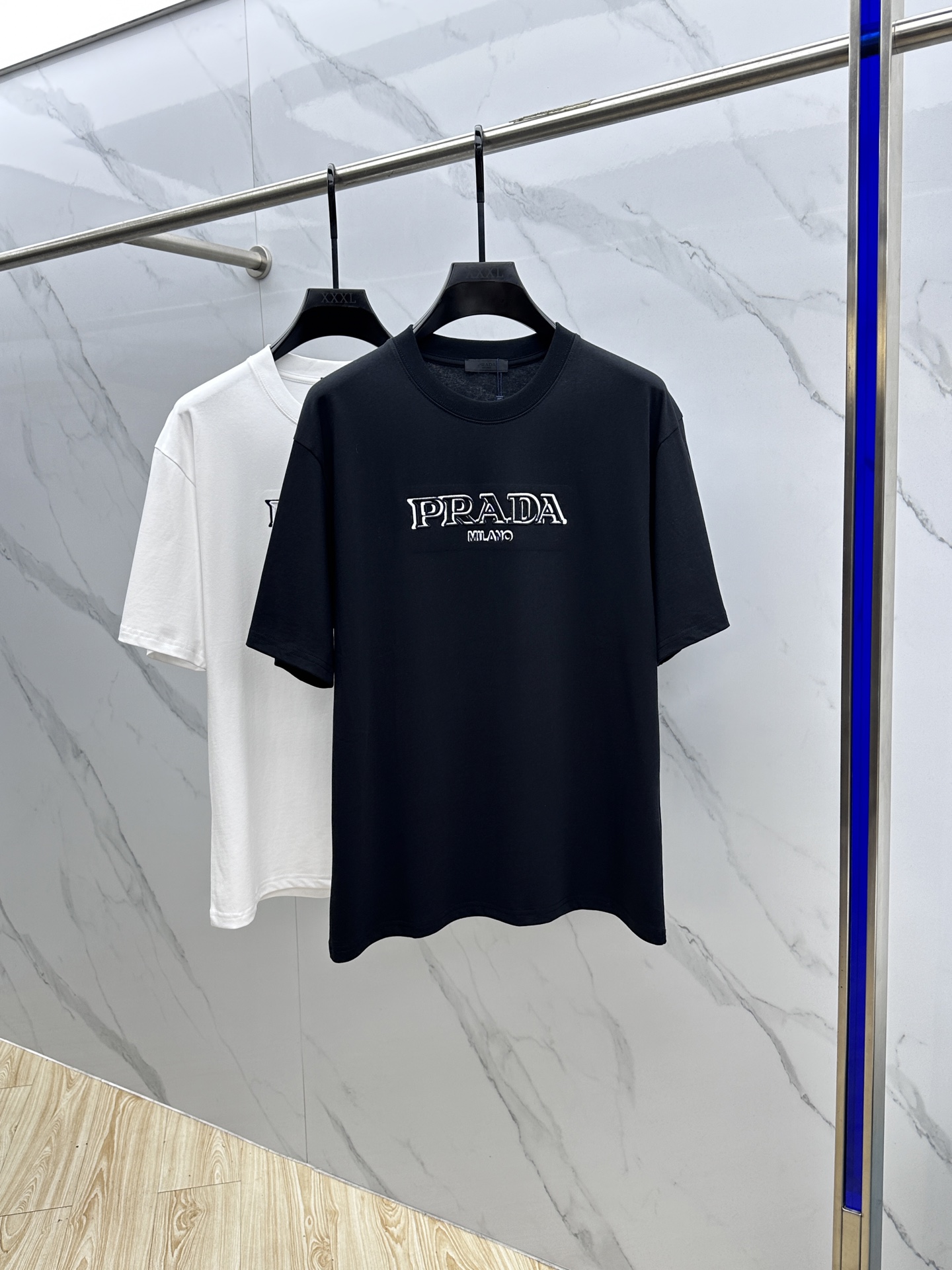 NO:468317,Prad*Prad* 2025FW spring and summer new round neck bottoming T-shirt, three-dimensional logo micro-contour half-sleeved cotton base T-shirt, cotton, feel glutinous and skin-skinned, soft and tough. Processing, toughness and wrinkle resistance have been greatly improved. The micro-contour tailoring is very well-equipped, and the chest logo embroidery is extremely recognizable. The three-standard logo is complete, and the single-skin base must be worn. G19 for men and women, the same size, the size of men and women, the size of G19, m-3XL,,prada,prada,tees, t-shirt,alexander wang19860909Prad*普拉达 2025FW春夏新品圆领打底外穿T恤,立体感logo微廓形半袖纯棉打底T恤,棉,手感面糯有骨感,柔而有韧性.工艺处理,韧性和抗皱性能得到大幅度提高.微廓形剪裁很到位,胸前logo刺绣,辨识度极高.三标齐全,单穿打底必备单品. 男女同款G19 码数m-3XL,,prada,prada,tees，t-shirt,alexander wang,Men's clothing