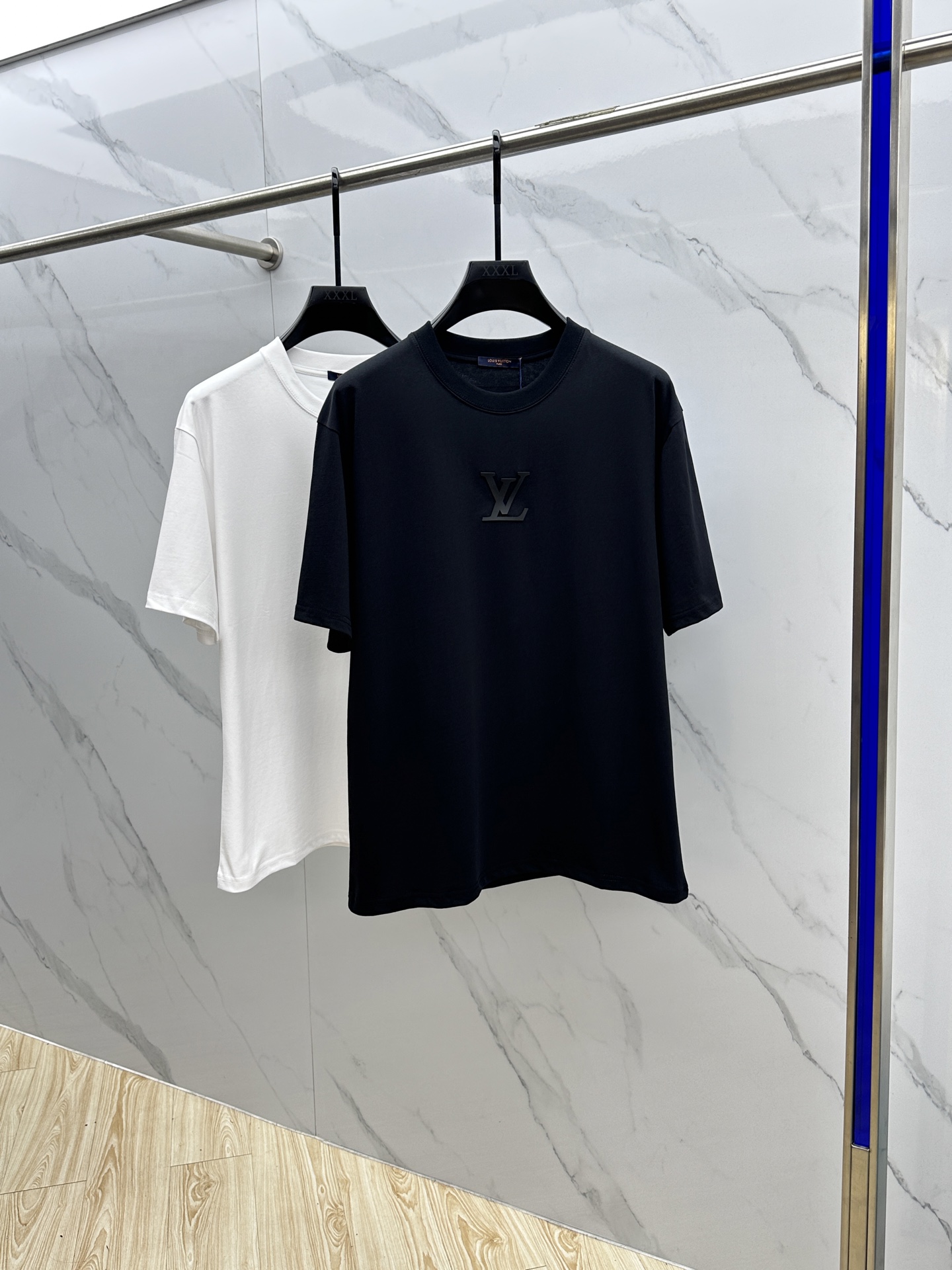 NO:473511,1V* Louis Vuitton 2025FW spring and summer new round neck bottoming T-shirt, three-dimensional logo micro-contour half-sleeved cotton base T-shirt, cotton, feel glutinous and skin-skinned, soft and tough. Processing, toughness and wrinkle resistance have been greatly improved. The micro-contour cut is very well-equipped, and the chest logo is dripping with glue, which is extremely recognizable. The three-standard logo is complete, and the single-sleeved base must be used. G19 for men and women, s-XXL,,louis vuitton,tees, t-shirt, alexander wang198609091V*路易威登2025FW春夏新品圆领打底外穿T恤,立体感logo微廓形半袖纯棉打底T恤,棉,手感面糯有骨感,柔而有韧性.工艺处理,韧性和抗皱性能得到大幅度提高.微廓形剪裁很到位,胸前logo滴胶标识,辨识度极高.三标齐全,单穿打底必备单品. 男女同款G19 码数s-XXL,,louis vuitton,tees，t-shirt,alexander wang,Men's clothing