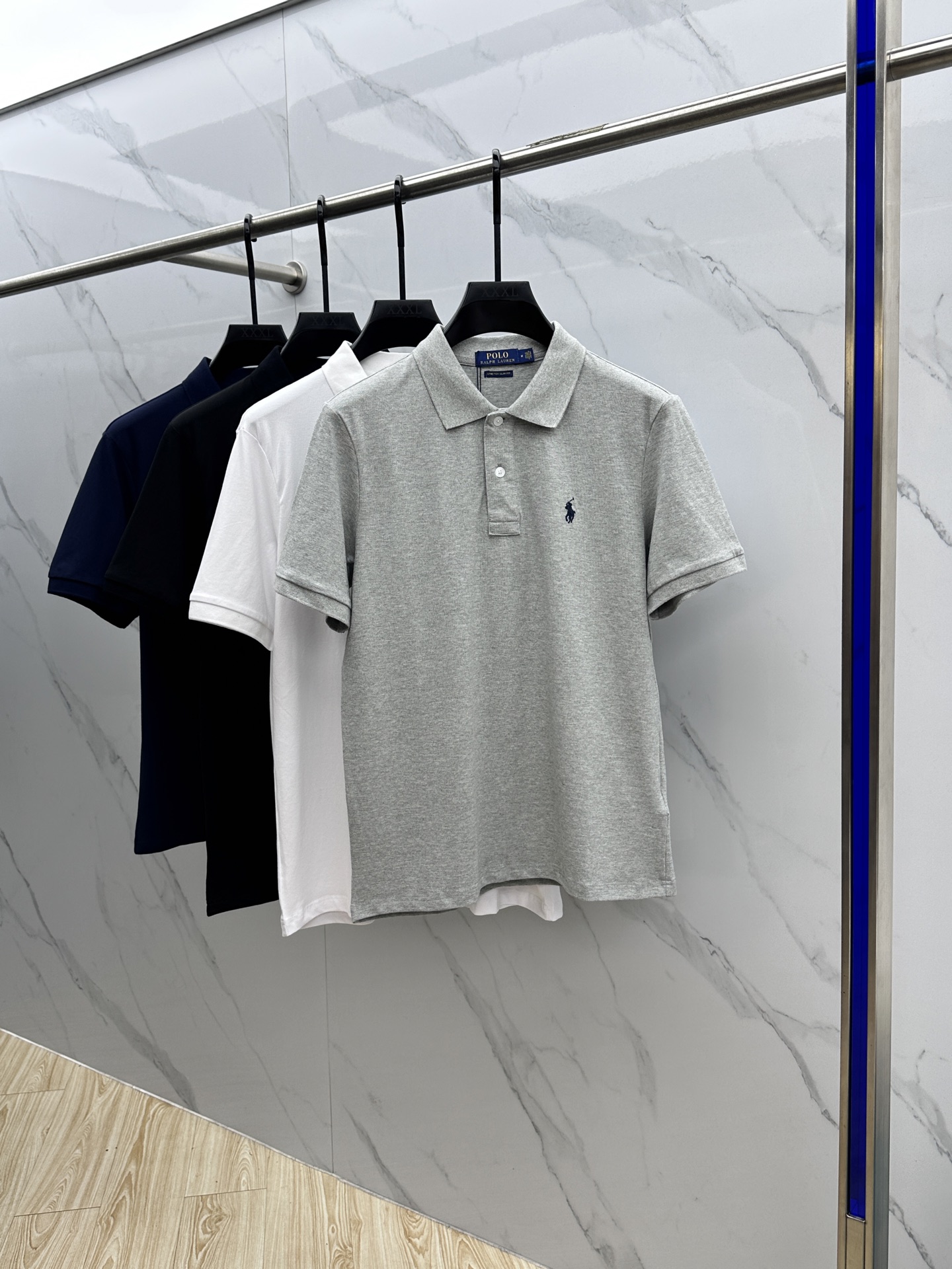 NO:468310,Polo *Lav Lauren Spring and summer new men's logo short-sleeved polo shirt, continuing the classic business casual lapel POLO shirt. This Polo shirt is made of mercerized double-sided cotton bead floor fabric, and the timeless design can transcend fashion trends. The classic style, the brand LOGO three-dimensional and unique, making the overall more detailed. The combination style, the fabric is made of cotton beaded material, comfortable, skin-friendly, breathable, and is a very practical wear for daily commuting and leisure. Highly recommended. The three standards are complete, the same style for men and women. G19 yards S-XXL, T-shirt, alexander wang19860909Polo *拉夫劳伦 春夏新款男士标识短袖polo衫,延续经典商务休闲翻领POLO恤.该款Polo衫采用丝光双面棉质珠地面料制成,隽永设计可跨越时尚潮流.经典款型,品牌LOGO立体别致,让整体更具细节感 合体的版型,面料采用全棉珠地料,舒适,亲肤,透气好,平时通勤休闲都很实穿的一款 强烈推荐.三标齐全 男女同款 G19码数S-XXL,,T-shirt,alexander wang,Men's clothing