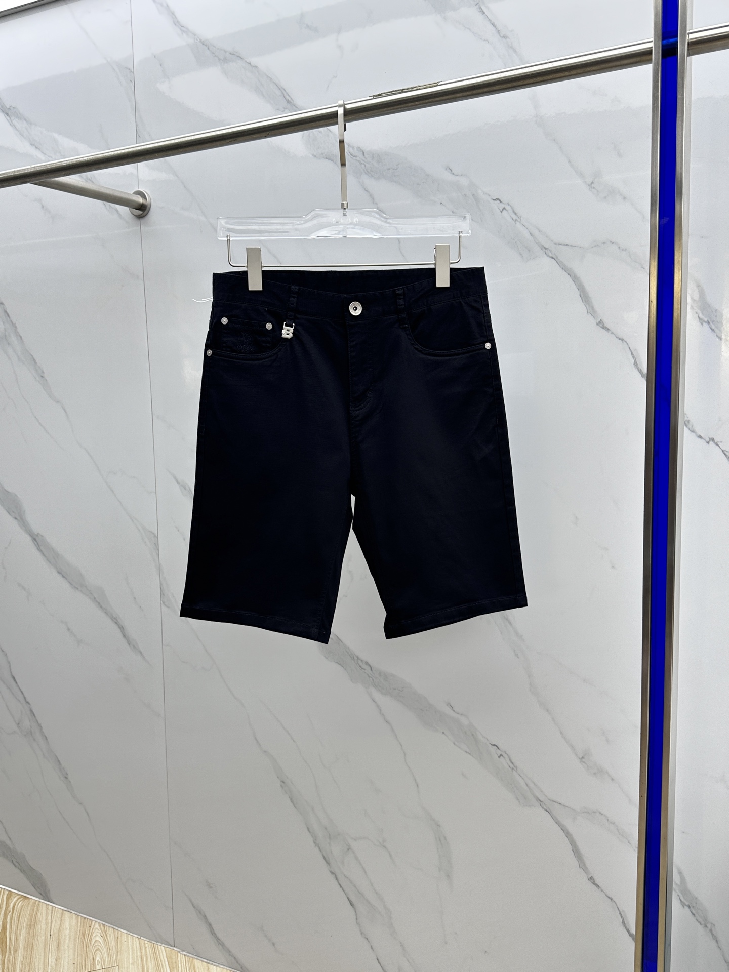 NO:473550,BC 2025 spring and summer new casual pants trousers trousers and shorts are released simultaneously on the official website, trouser body craft design, imported customer-supplied auxiliary materials, fabric customization, and OEM products are free of inspection!  Every detail is the ultimate, the original hardware accessories are trendy, stylish and handsome, complete with three standards, and a must-have item for trendy people!  Original production of A11!  Number of codes 29-38 None 35.37, shorts, alexander wang19860909BC 2025春夏新品休闲裤西裤短裤,官网同步发售,裤身工艺设计,进口客供辅料、面料定制,代工厂出品免检！每个细节做到极致,原版五金配件,潮范十足、上身有型帅气,三标齐全,潮人必备单品！ A11原单出品！ 码数29-38无35.37,,shorts,alexander wang,Men's clothing