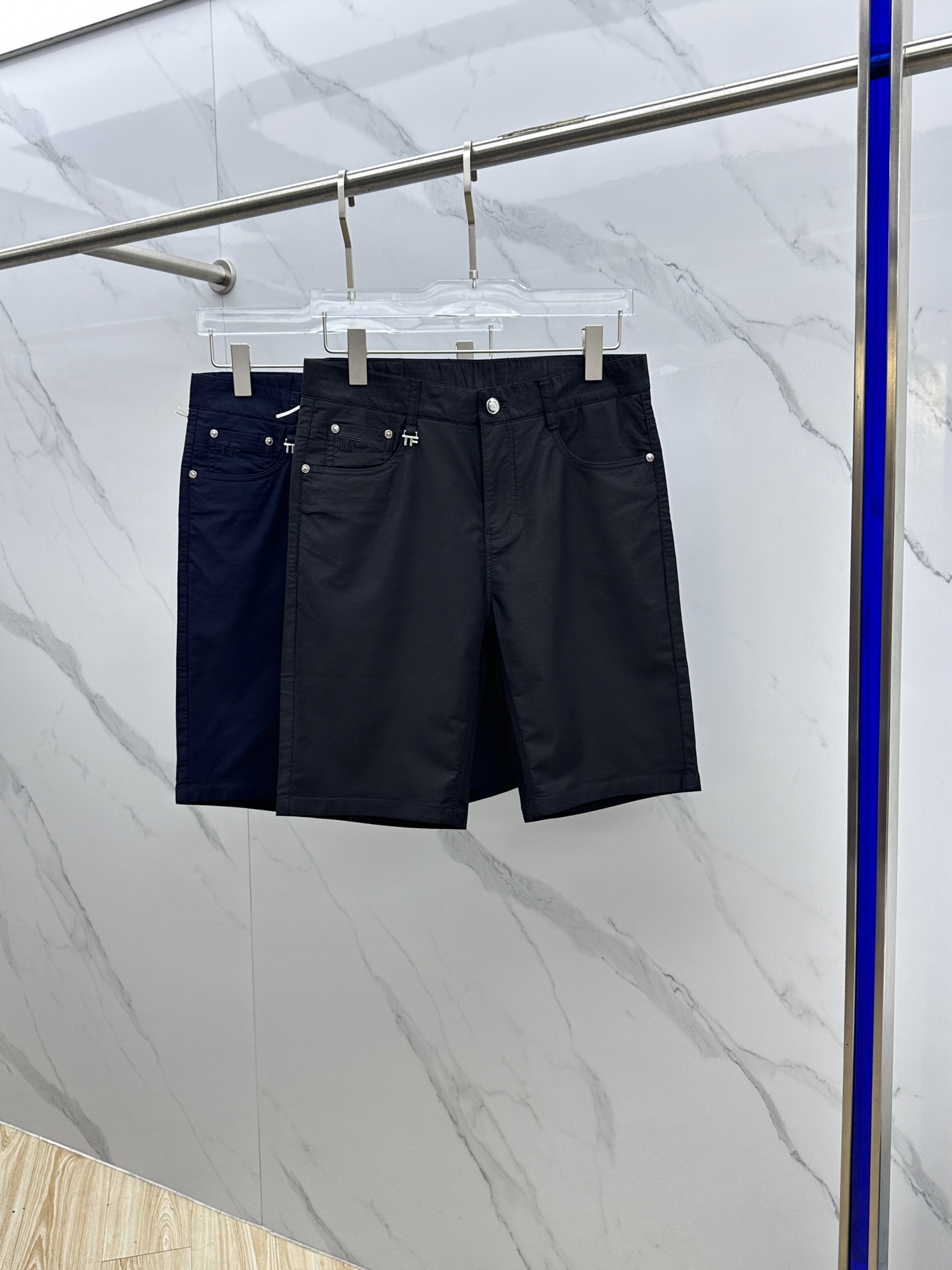 NO:473547,TF 2025 spring and summer new casual pants trousers trousers and shorts are released simultaneously on the official website, trouser body craft design, imported customer-supplied auxiliary materials, fabric customization, and OEM products are free of inspection!  Every detail is the ultimate, the original hardware accessories are trendy, stylish and handsome, complete with three standards, and a must-have item for trendy people!  Original production of A11!  Number of codes 29-38 None 35.37,,tom ford,shorts,alexander wang19860909TF 2025春夏新品休闲裤西裤短裤,官网同步发售,裤身工艺设计,进口客供辅料、面料定制,代工厂出品免检！每个细节做到极致,原版五金配件,潮范十足、上身有型帅气,三标齐全,潮人必备单品！ A11原单出品！ 码数29-38无35.37,,tom ford,shorts,alexander wang,Men's clothing