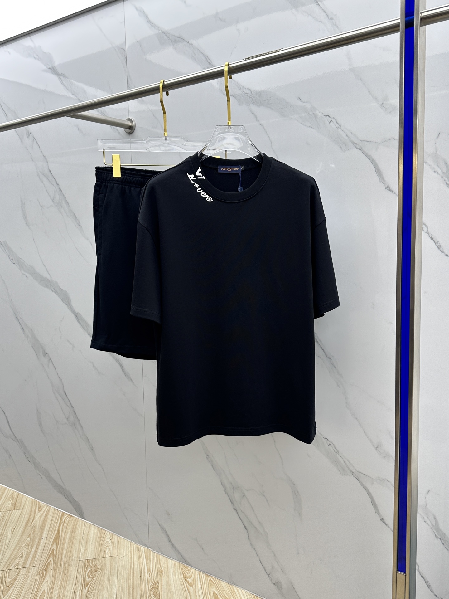 NO:426070,1V* Louis Vuitton Spring and Summer latest suit, men and women's styles. Trading company channels are rare and it is released on the official website at the same time!  Basically, it will have its back every season, and I look forward to the performances of all trendy men and women!  This model is made of top-grade pure cotton washing water materials!  It is hard to pick on whether it is skin-friendly or breathable when worn in close-fitting!  The upper body looks very white and supports the complexion of the skin!  Loose style cut, both men and women can easily match your own fashionable and high-end outfit!  AN Size M-XXL, louis vuitton,alexander wang198609091V*路易威登 春夏最新款套装,男女款 贸易公司渠道稀出,同步官网发售！基本每一季都会有它的背影所在,期待着所有潮男潮女们的演绎！此款选用客供顶级纯棉洗水材质打造！贴身穿着亲肤感与透气性都无法挑剔！上身非常的显白承托肤色！宽松版型裁剪,无论男女皆可轻松搭配出属于自我的时尚高级穿搭！AN 尺码M-XXL,,louis vuitton,alexander wang,Men's clothing