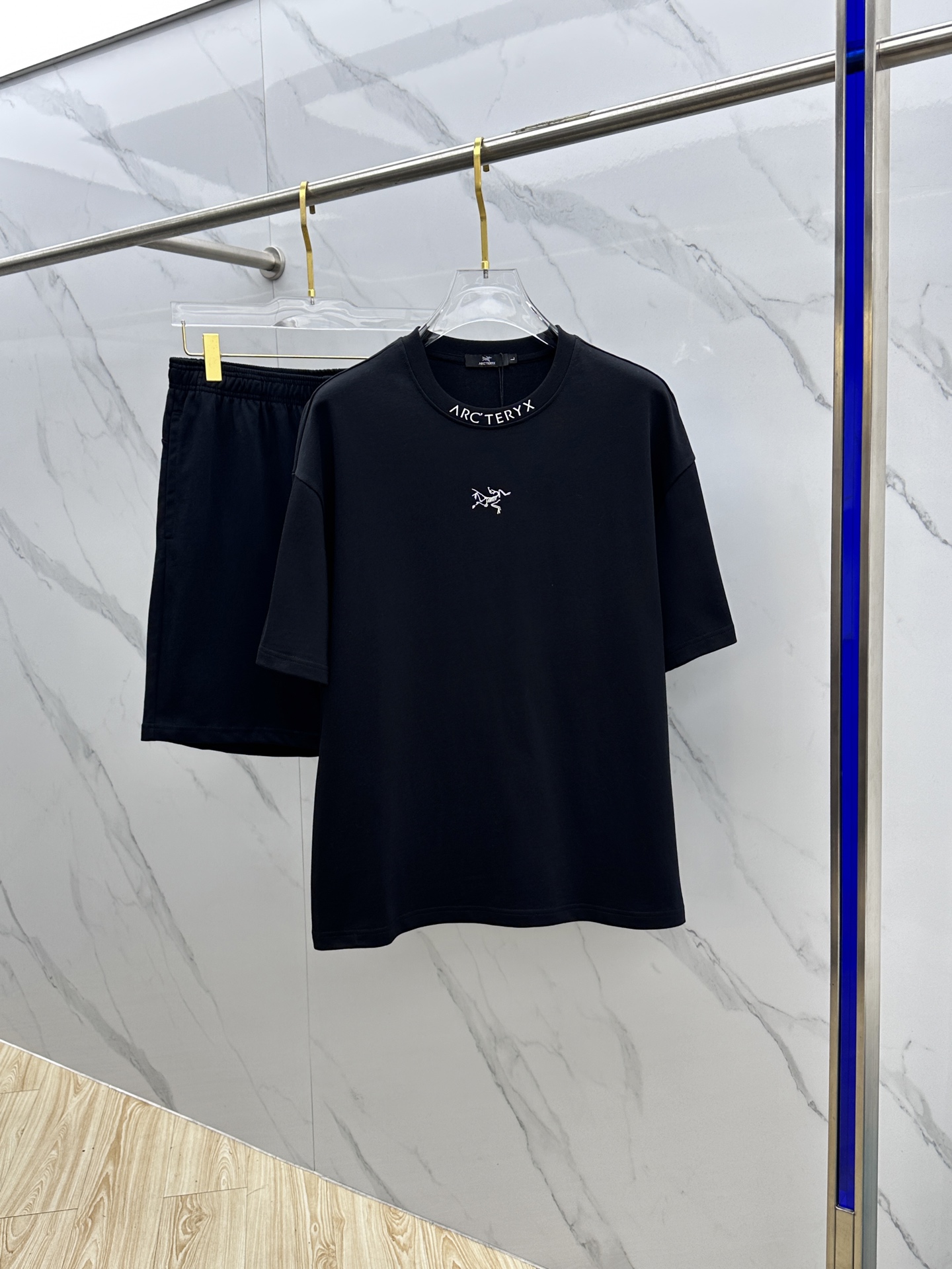 NO:453303,ARC* Archaeopteryx 2025 Spring and Summer latest suit, men and women's models, trading company channels are rare, and it is released on the official website at the same time!  Basically, it will have its back every season, and I look forward to the performances of all trendy men and women!  This model is made of top-grade pure cotton washing water materials!  It is hard to pick on whether it is skin-friendly or breathable when worn in close-fitting!  The upper body looks very white and supports the complexion of the skin!  Loose style cut, both men and women can easily match your own fashionable and high-end outfit!  AN Size M-XXL,arc'teryx,alexander wang19860909ARC*始祖鸟 2025春夏最新款套装,男女款 贸易公司渠道稀出,同步官网发售！基本每一季都会有它的背影所在,期待着所有潮男潮女们的演绎！此款选用客供顶级纯棉洗水材质打造！贴身穿着亲肤感与透气性都无法挑剔！上身非常的显白承托肤色！宽松版型裁剪,无论男女皆可轻松搭配出属于自我的时尚高级穿搭！AN 尺码M-XXL,arc'teryx,alexander wang,Men's clothing