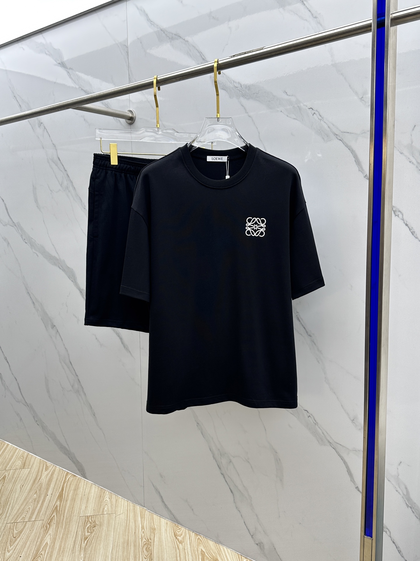 NO:468365,LOE* Luo Yiwei's latest spring and summer 2025 set, men and women's models, with rare channels for trading companies, and it is released on the official website at the same time!  Basically, it will have its back every season, and I look forward to the performances of all trendy men and women!  This model is made of top-grade pure cotton washing water materials!  It is hard to pick on whether it is skin-friendly or breathable when worn in close-fitting!  The upper body looks very white and supports the complexion of the skin!  Loose style cut, both men and women can easily match your own fashionable and high-end outfit!  AN Size M-XXL, loewe, loewe, alexander wang19860909LOE*罗意威 2025春夏最新款套装,男女款 贸易公司渠道稀出,同步官网发售！基本每一季都会有它的背影所在,期待着所有潮男潮女们的演绎！此款选用客供顶级纯棉洗水材质打造！贴身穿着亲肤感与透气性都无法挑剔！上身非常的显白承托肤色！宽松版型裁剪,无论男女皆可轻松搭配出属于自我的时尚高级穿搭！AN 尺码M-XXL,,loewe,loewe,alexander wang,Men's clothing