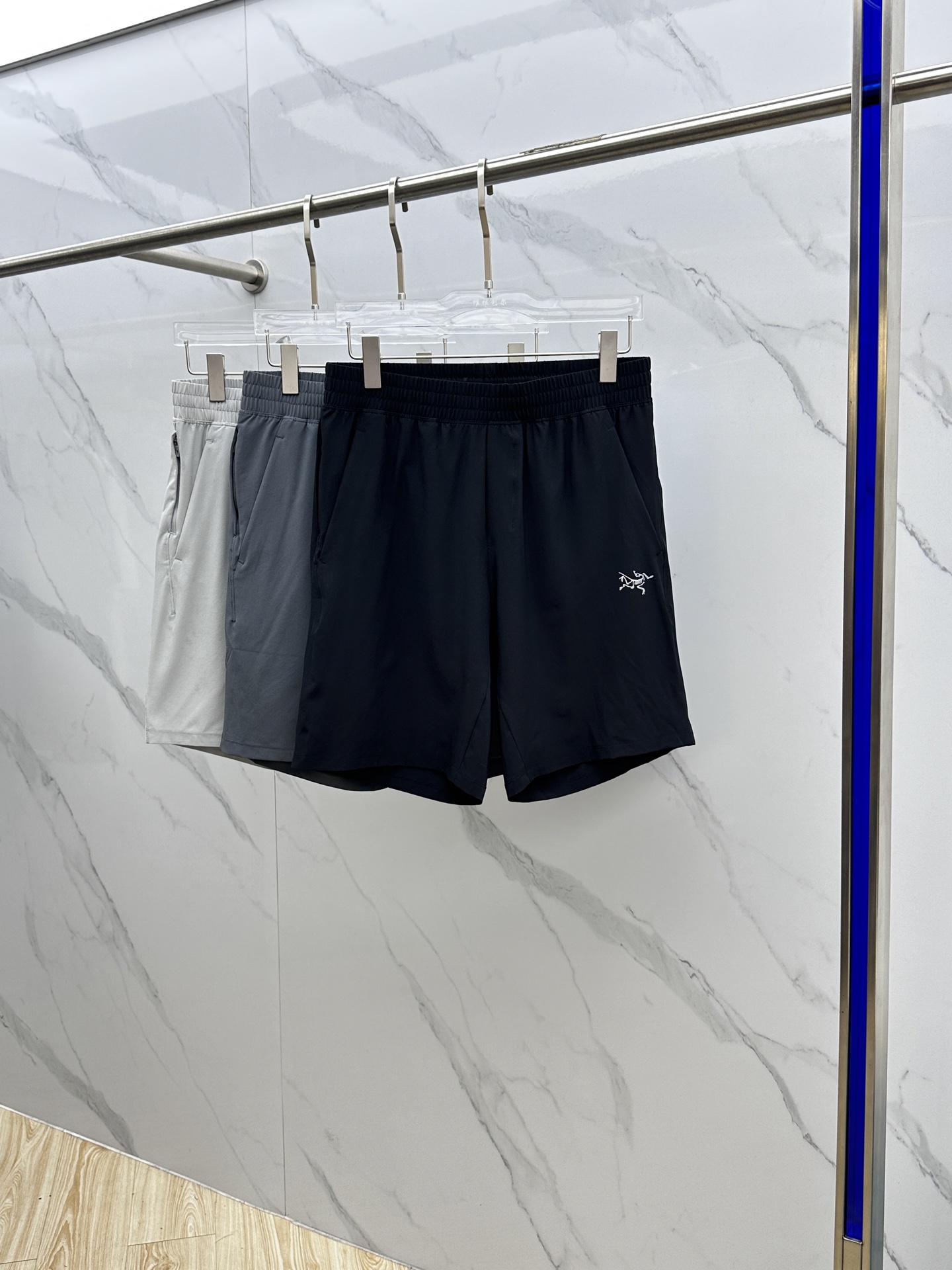 NO:473570,ARC* Archaeopteryx 2025 spring and summer new men's quick-dry shorts outdoor casual, the most casual fashion aesthetic, original pants with casual and versatile upper body, casual and lazy style, high-end customized quick-drying fabric, customized craftsmanship, full of comfort. High-end and atmospheric, can match all T-shirts. Hei code number M-3XL, arc'teryx, shorts,tees, t-shirt, alexander wang19860909ARC*始祖鸟 2025春夏季新款男士速干短裤户外休闲,最休闲的时尚美学,原版裤型上身休闲百搭、随性慵懒范,高级定制速干面料,订制工艺 logo工艺,舒适感爆棚.高端大气,可通搭一切T恤.hei码数M-3XL,arc'teryx,shorts,tees，t-shirt,alexander wang,Men's clothing