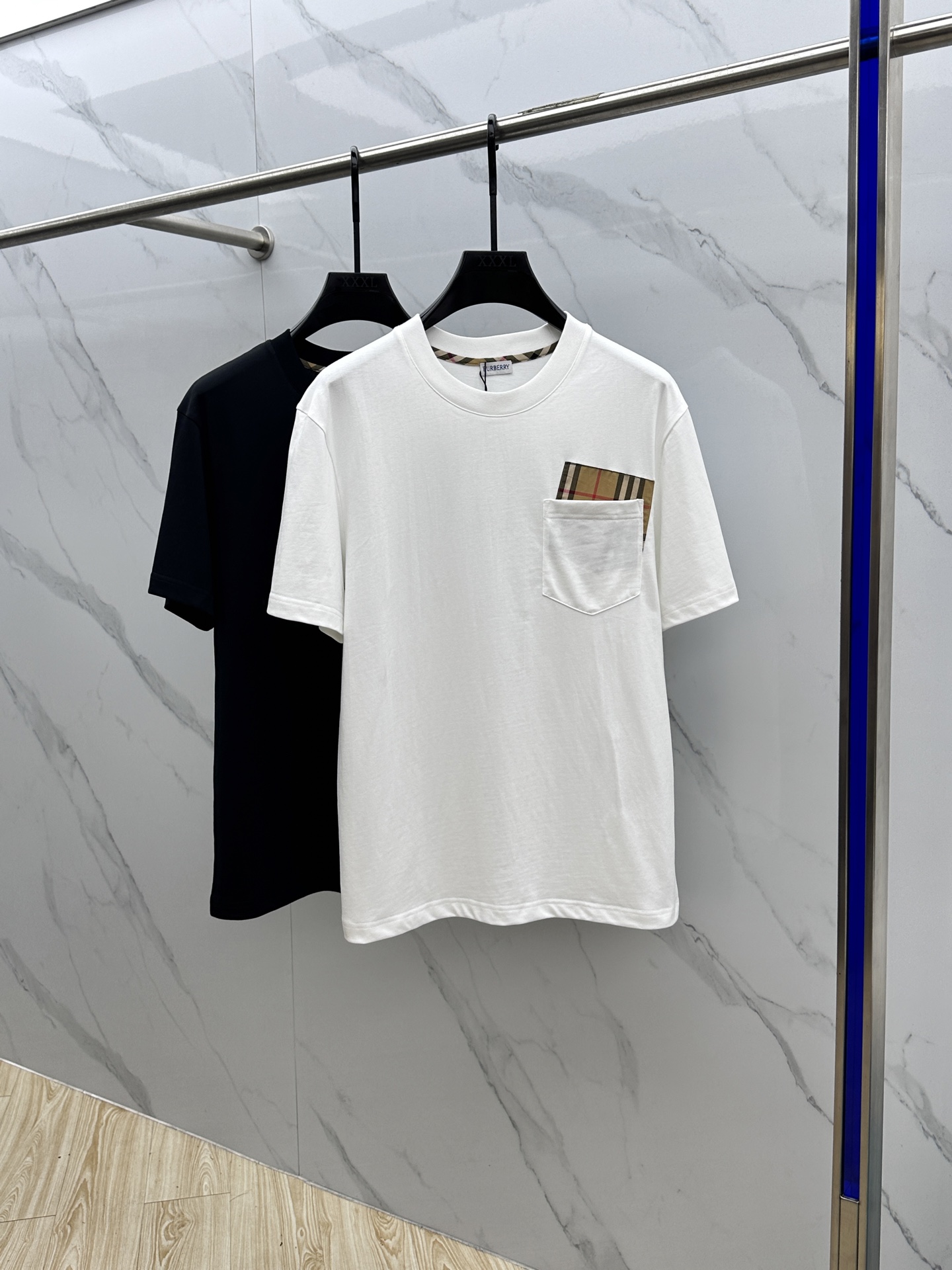 NO:464825,Burberry* Burberry's new spring and summer 2025 new first-time counter latest short-sleeved round-neck T-shirt, high-end customization, avant-garde and fashionable design!  Brand logo heavy craftsmanship design, high-end long-length cotton fabric, soft feel, comfortable to wear, exquisite counter-level car line, fine workmanship, invincible and handsome upper body effect!  A must-have item for handsome men!  Hei original single production Number of codes: M~3XL, burberry, burberry, T-shirt, tees, t-shirt, alexander wang19860909Burberry*巴宝莉 2025春夏新款首发专柜最新款短袖圆领T恤 高端订制 设计前卫时尚！品牌logo重工艺设计 高端长绒棉面料.手感柔软.穿着舒适.专柜级别精致车线.做工精细.上身效果无敌帅气！型男必备单品！ hei原单出品 码数: M~3XL,,burberry,burberry,T-shirt,tees，t-shirt,alexander wang,Men's clothing