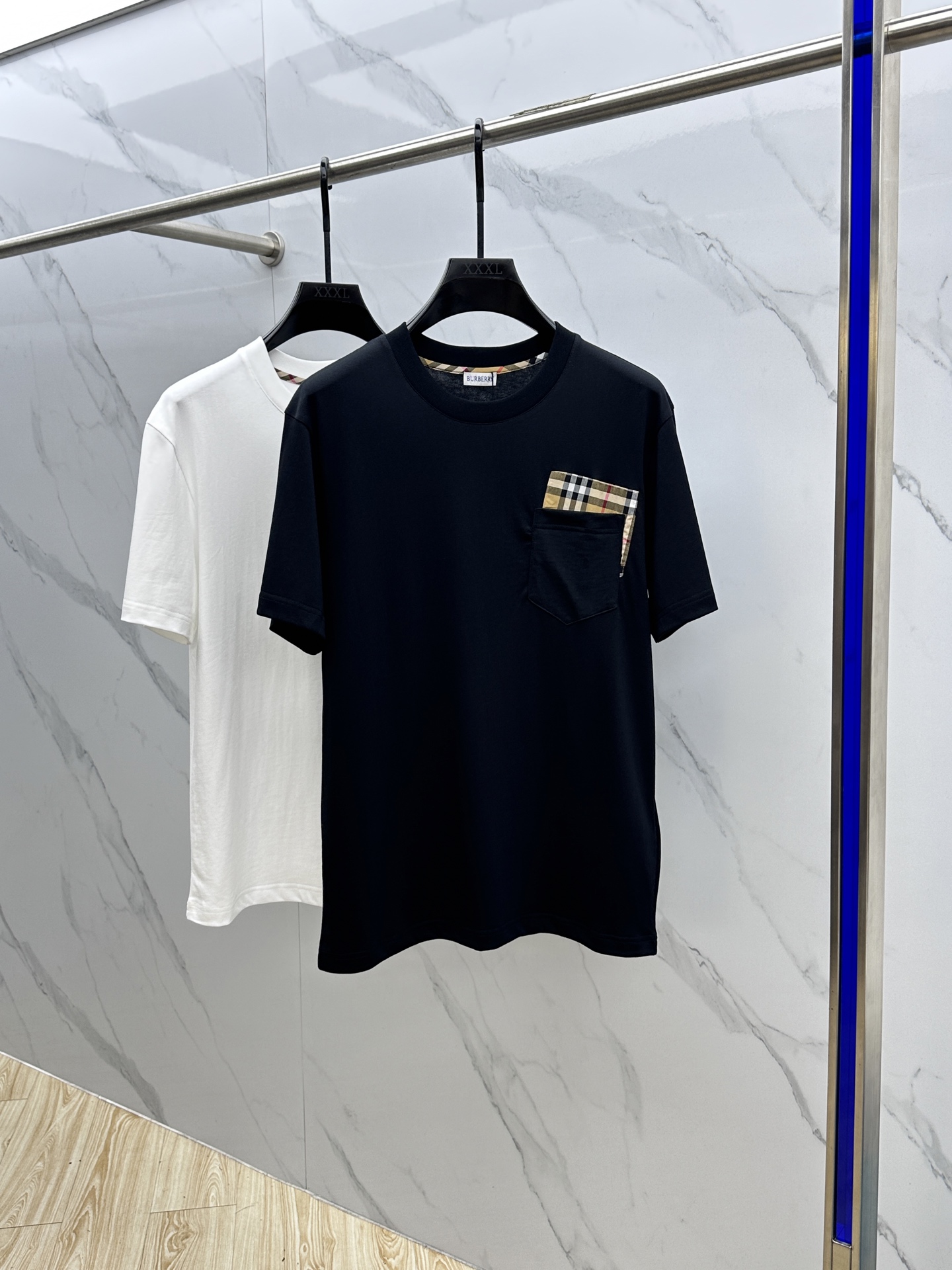 NO:428427,Burberry* Burberry's new spring and summer 2025 new first-time counter latest short-sleeved round-neck T-shirt, high-end customization, avant-garde and fashionable design!  Brand logo heavy craftsmanship design, high-end long-length cotton fabric, soft feel, comfortable to wear, exquisite counter-level car line, fine workmanship, invincible and handsome upper body effect!  A must-have item for handsome men!  Hei original single production Number of codes: M~3XL, burberry, burberry, T-shirt, tees, t-shirt, alexander wang19860909Burberry*巴宝莉 2025春夏新款首发专柜最新款短袖圆领T恤 高端订制 设计前卫时尚！品牌logo重工艺设计 高端长绒棉面料.手感柔软.穿着舒适.专柜级别精致车线.做工精细.上身效果无敌帅气！型男必备单品！ hei原单出品 码数: M~3XL,,burberry,burberry,T-shirt,tees，t-shirt,alexander wang,Men's clothing