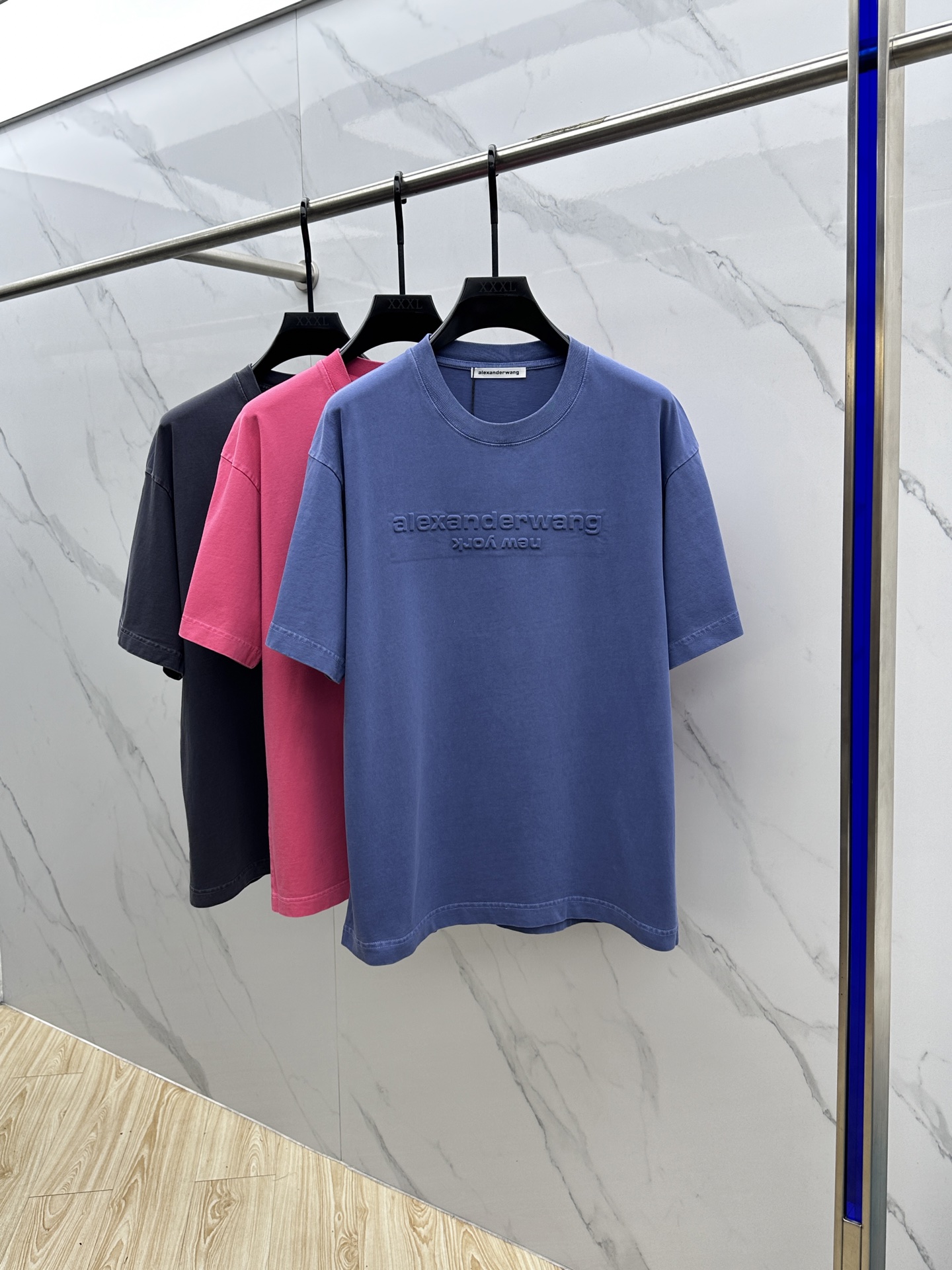 NO:428432,Alexander wang* 2025 spring and summer new first-time counter latest short-sleeved round-neck T-shirt, high-end customization, avant-garde and fashionable design!  Brand logo heavy craftsmanship design, high-end long-length cotton fabric, comfortable to touch, aging feeling, exquisite counter-level car line, fine workmanship, invincible and handsome upper body effect!  A must-have item for handsome men!  Hei original single production Number of codes: s-xl os style, T-shirt,tees,t-shirt,alexander wang19860909Alexander wang* 2025春夏新款首发专柜最新款短袖圆领T恤 高端订制 设计前卫时尚！品牌logo重工艺设计 高端长绒棉面料.手感舒适.洗水做旧感.专柜级别精致车线.做工精细.上身效果无敌帅气！型男必备单品！ hei原单出品 码数: s-xl os版型,,T-shirt,tees，t-shirt,alexander wang,Men's clothing