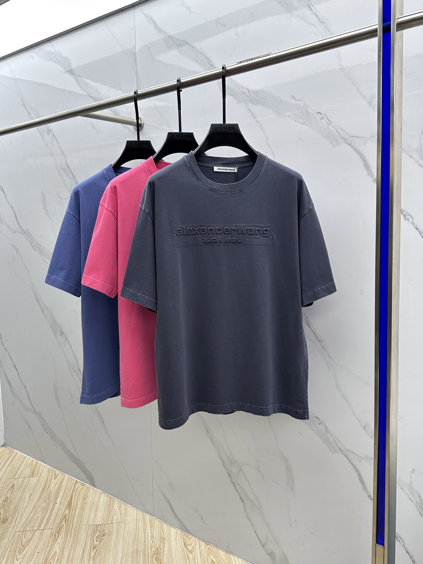 NO:473564,Alexander wang* 2025 spring and summer new first-time counter latest short-sleeved round-neck T-shirt, high-end customization, avant-garde and fashionable design!  Brand logo heavy craftsmanship design, high-end long-length cotton fabric, comfortable to touch, aging feeling, exquisite counter-level car line, fine workmanship, invincible and handsome upper body effect!  A must-have item for handsome men!  Hei original single production Number of codes: s-xl os style, T-shirt,tees,t-shirt,alexander wang19860909Alexander wang* 2025春夏新款首发专柜最新款短袖圆领T恤 高端订制 设计前卫时尚！品牌logo重工艺设计 高端长绒棉面料.手感舒适.洗水做旧感.专柜级别精致车线.做工精细.上身效果无敌帅气！型男必备单品！ hei原单出品 码数: s-xl os版型,,T-shirt,tees，t-shirt,alexander wang,Men's clothing