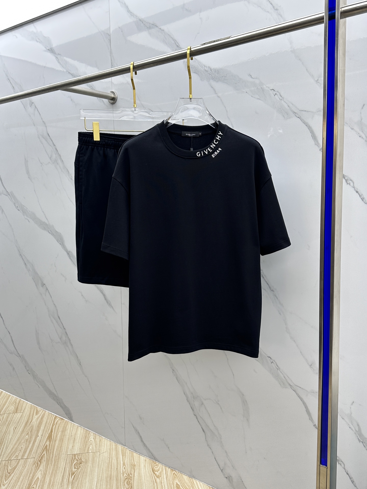 NO:468371,Gvc* Givenchy 2025 Spring and Summer latest suit, men and women's models, trading company channels are rare, and it is released on the official website at the same time!  Basically, it will have its back every season, and I look forward to the performances of all trendy men and women!  This model is made of top-grade pure cotton washing water materials!  It is hard to pick on whether it is skin-friendly or breathable when worn in close-fitting!  The upper body looks very white and supports the complexion of the skin!  Loose style cut, both men and women can easily match your own fashionable and high-end outfit!  AN Size M-XXL, given,alexander wang19860909Gvc*纪梵希 2025春夏最新款套装,男女款 贸易公司渠道稀出,同步官网发售！基本每一季都会有它的背影所在,期待着所有潮男潮女们的演绎！此款选用客供顶级纯棉洗水材质打造！贴身穿着亲肤感与透气性都无法挑剔！上身非常的显白承托肤色！宽松版型裁剪,无论男女皆可轻松搭配出属于自我的时尚高级穿搭！AN 尺码M-XXL,,givenchy,alexander wang,Men's clothing