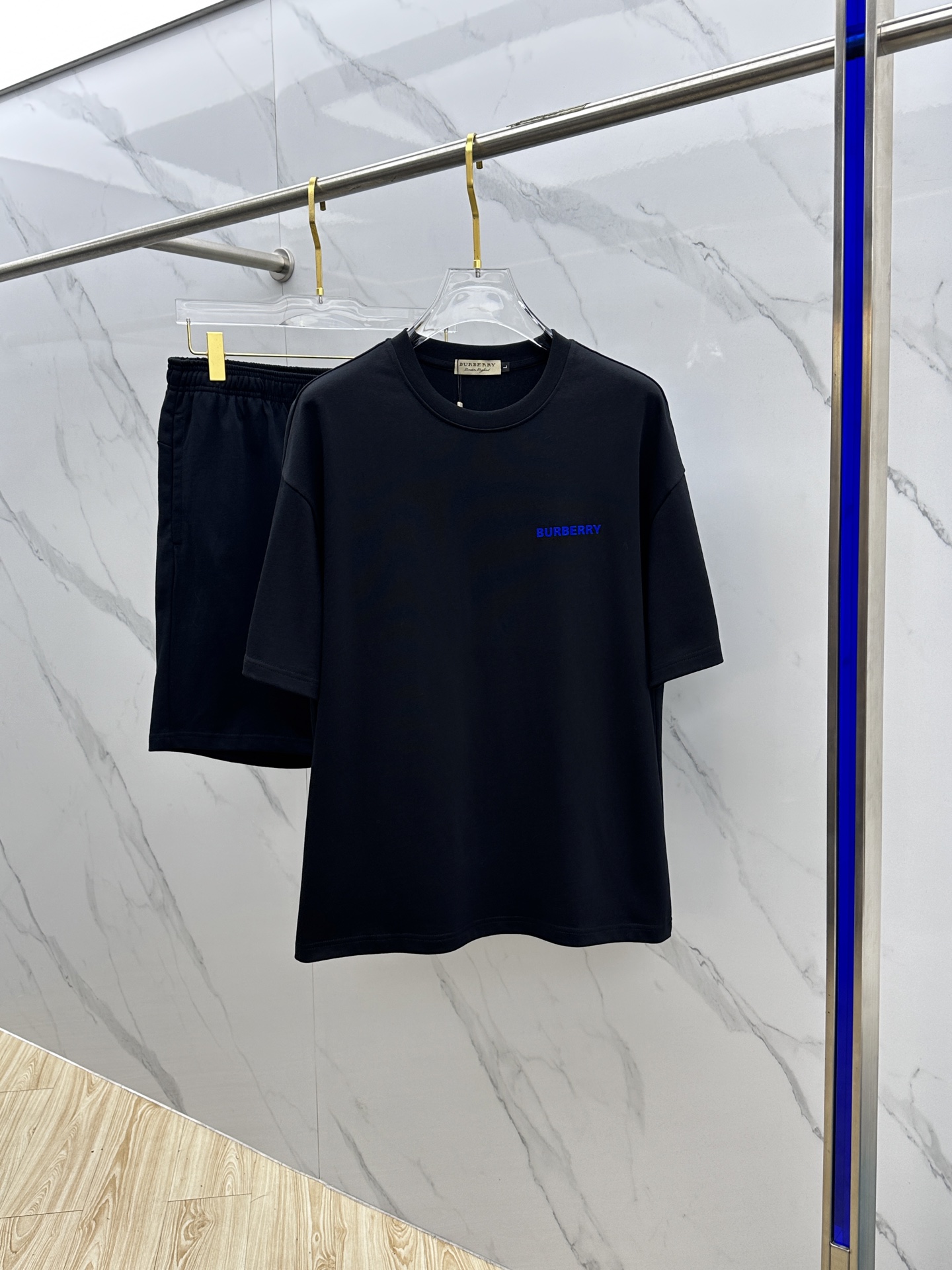 NO:468358,BBR* Burberry's latest spring and summer 2025 set, men's and women's models, with rare channels for trading companies, and it is released on the official website at the same time!  Basically, it will have its back every season, and I look forward to the performances of all trendy men and women!  This model is made of top-grade pure cotton washing water materials!  It is hard to pick on whether it is skin-friendly or breathable when worn in close-fitting!  The upper body looks very white and supports the complexion of the skin!  Loose style cut, both men and women can easily match your own fashionable and high-end outfit!  AN Size M-XXL, Burberry,alexander wang19860909BBR*巴宝莉 2025春夏最新款套装,男女款 贸易公司渠道稀出,同步官网发售！基本每一季都会有它的背影所在,期待着所有潮男潮女们的演绎！此款选用客供顶级纯棉洗水材质打造！贴身穿着亲肤感与透气性都无法挑剔！上身非常的显白承托肤色！宽松版型裁剪,无论男女皆可轻松搭配出属于自我的时尚高级穿搭！AN 尺码M-XXL,,burberry,alexander wang,Men's clothing