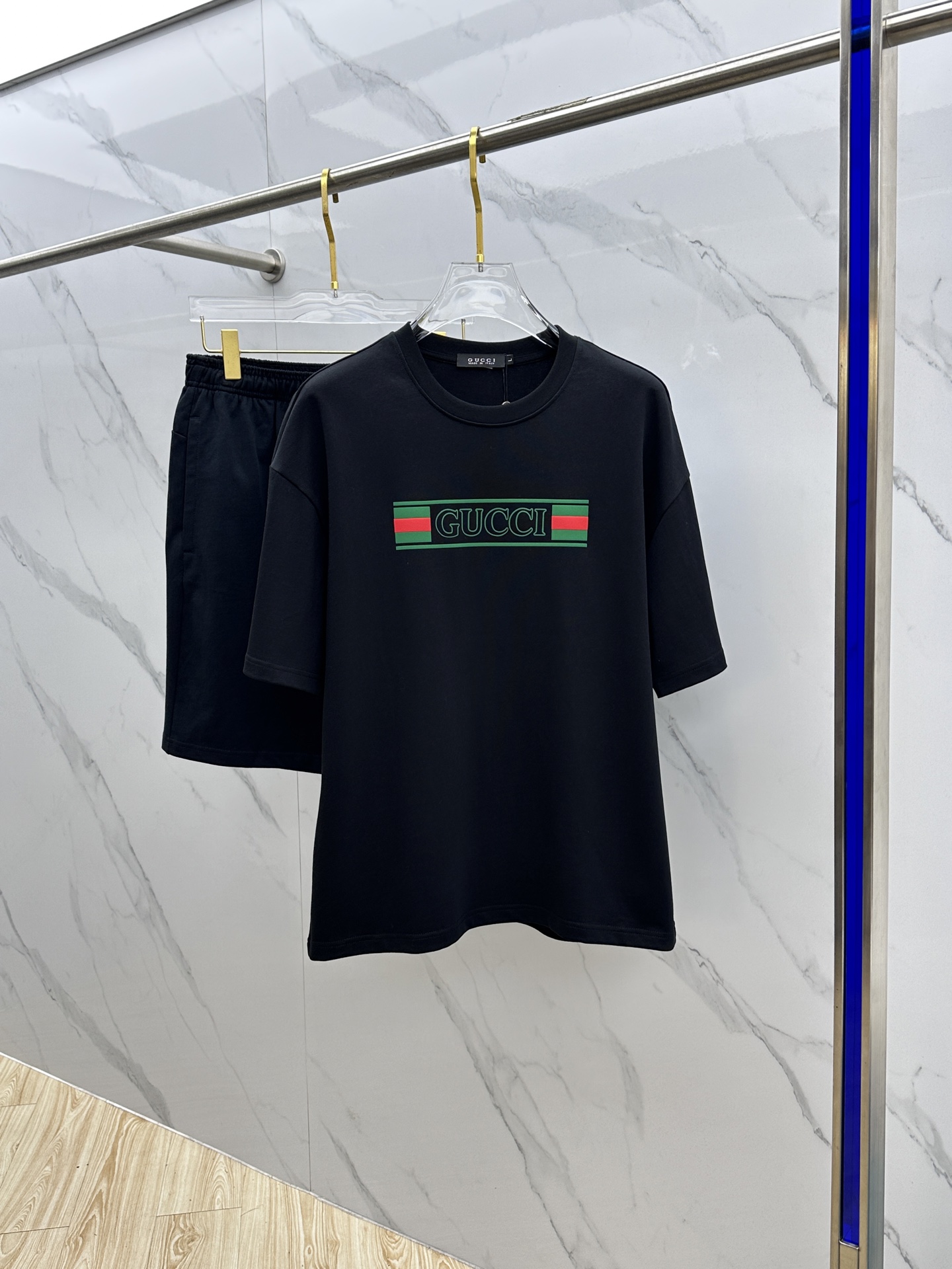 NO:468377,Guc* Gucci 2025 Spring and Summer latest suit, men and women's styles, trading company channels are rare, and it is released on the official website at the same time!  Basically, it will have its back every season, and I look forward to the performances of all trendy men and women!  This model is made of top-grade pure cotton washing water materials!  It is hard to pick on whether it is skin-friendly or breathable when worn in close-fitting!  The upper body looks very white and supports the complexion of the skin!  Loose style cut, both men and women can easily match your own fashionable and high-end outfit!  AN Size M-XXL, gucci, gucci, alexander wang19860909Guc*古驰 2025春夏最新款套装,男女款 贸易公司渠道稀出,同步官网发售！基本每一季都会有它的背影所在,期待着所有潮男潮女们的演绎！此款选用客供顶级纯棉洗水材质打造！贴身穿着亲肤感与透气性都无法挑剔！上身非常的显白承托肤色！宽松版型裁剪,无论男女皆可轻松搭配出属于自我的时尚高级穿搭！AN 尺码M-XXL,,gucci,gucci,alexander wang,Men's clothing