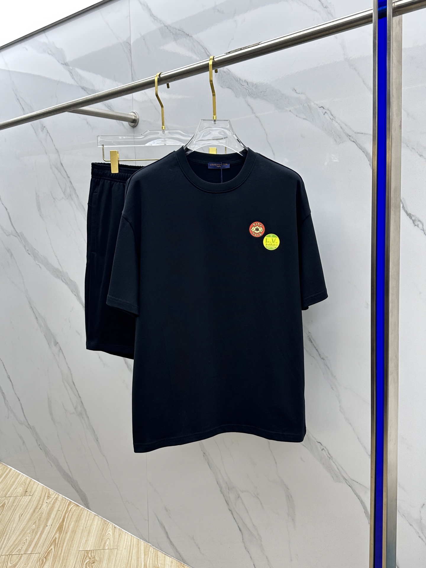 NO:458980,1V* Louis Vuitton 2025 Spring and Summer latest suit, men and women's models, trading company channels are rare, and it is released on the official website at the same time!  Basically, it will have its back every season, and I look forward to the performances of all trendy men and women!  This model is made of top-grade pure cotton washing water materials!  It is hard to pick on whether it is skin-friendly or breathable when worn in close-fitting!  The upper body looks very white and supports the complexion of the skin!  Loose style cut, both men and women can easily match your own fashionable and high-end outfit!  Xx size S~XL, louis vuitton,alexander wang198609091V*路易威登 2025春夏最新款套装,男女款 贸易公司渠道稀出,同步官网发售！基本每一季都会有它的背影所在,期待着所有潮男潮女们的演绎！此款选用客供顶级纯棉洗水材质打造！贴身穿着亲肤感与透气性都无法挑剔！上身非常的显白承托肤色！宽松版型裁剪,无论男女皆可轻松搭配出属于自我的时尚高级穿搭！Xx 尺码S～XL,,louis vuitton,alexander wang,Men's clothing