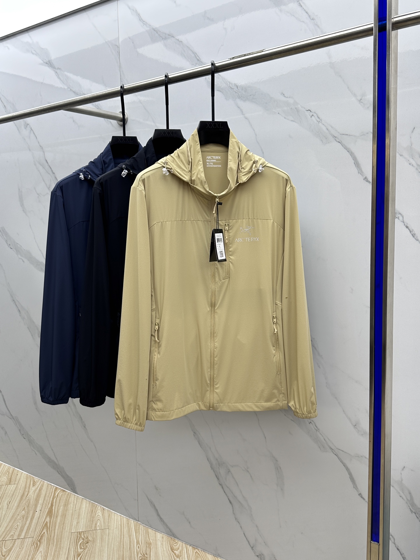 NO:426046,ARC*Architecture Bird, sports light and light sun protection clothing, a rare source of goods!  The original order is good!  2025 Spring and Summer New Sports A multi-functional one, which can be an ordinary sunscreen for daily casual wear or a hot summer!  It can also be a piece when the evening breeze is slightly cool!  The material is made of functional UV-proof nylon material!  The upper body has a thin and non-sensitivity effect, breathable and comfortable, and the sun protection factor is up to spf pa++. It is also lightly preventing domestic water splash!  High-tech active sports cutting, ready-to-wear is flexible and comfortable, and the style is more suitable for the body, making it convenient for daily casual sports!  The front zipper pocket design makes it convenient to carry small items in life!  Classic silicone logo design highlights the brand’s charm!  Standard sun protection and UV protection function are specially created for the season, just to provide more, better and more comfortable wearing experience!  Produced by xy Size m-4xL,arc'teryx,alexander wang19860909ARC*始祖鸟 运动轻薄防晒衣 臻稀货源！原单好货！2025春夏新款运动 一款多功能,可以是日常休闲穿搭一件普通,也可以炎炎夏日的防晒利器！也可以是晚风微凉时的一件！ 料采用功能性防紫外线的锦纶材料！ 上身效果轻薄无感,透气舒适,防晒系数高达spf pa++.并且轻度防生活泼水！ 高科技active运动裁剪,成衣灵活舒适,穿着版型更契合身型,方便日常休闲运动时穿着搭配！ 前襟拉链口袋设计,便捷携带生活小物品！ 经典硅胶logo设计,彰显品牌魅力！ 标准防晒防紫外线功能 为季节特别打造 只为提供更多更好更舒适的穿着体验感！xy出品 尺码m-4xL,arc'teryx,alexander wang,Men's clothing