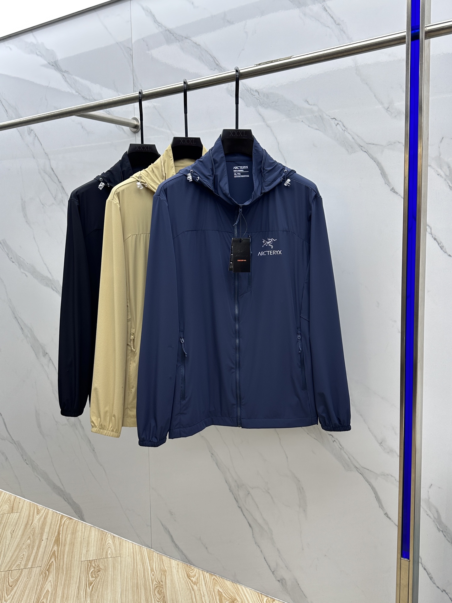 NO:426044,ARC*Architecture Bird, sports light and light sun protection clothing, a rare source of goods!  The original order is good!  2025 Spring and Summer New Sports A multi-functional one, which can be an ordinary sunscreen for daily casual wear or a hot summer!  It can also be a piece when the evening breeze is slightly cool!  The material is made of functional UV-proof nylon material!  The upper body has a thin and non-sensitivity effect, breathable and comfortable, and the sun protection factor is up to spf pa++. It is also lightly preventing domestic water splash!  High-tech active sports cutting, ready-to-wear is flexible and comfortable, and the style is more suitable for the body, making it convenient for daily casual sports!  The front zipper pocket design makes it convenient to carry small items in life!  Classic logo design highlights the charm of the brand!  Standard sun protection and UV protection function are specially created for the season, just to provide more, better and more comfortable wearing experience!  Produced by xy Size m-4XL,arc'teryx,alexander wang19860909ARC*始祖鸟 运动轻薄防晒衣 臻稀货源！原单好货！2025春夏新款运动 一款多功能,可以是日常休闲穿搭一件普通,也可以炎炎夏日的防晒利器！也可以是晚风微凉时的一件！ 料采用功能性防紫外线的锦纶材料！ 上身效果轻薄无感,透气舒适,防晒系数高达spf pa++.并且轻度防生活泼水！ 高科技active运动裁剪,成衣灵活舒适,穿着版型更契合身型,方便日常休闲运动时穿着搭配！ 前襟拉链口袋设计,便捷携带生活小物品！ 经典logo设计,彰显品牌魅力！ 标准防晒防紫外线功能 为季节特别打造 只为提供更多更好更舒适的穿着体验感！xy出品 尺码m-4XL,arc'teryx,alexander wang,Men's clothing