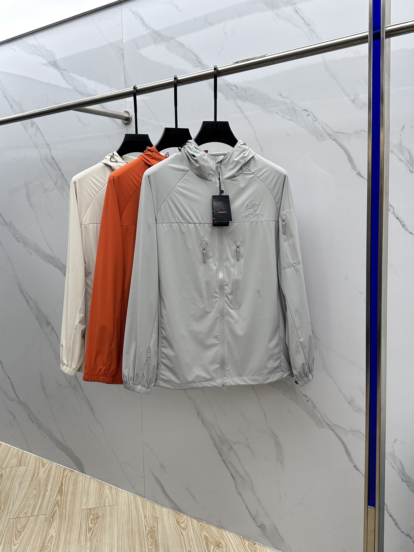 NO:426041,ARC*Architecture Bird, sports light and light sun protection clothing, a rare source of goods!  The original order is good!  2025 Spring and Summer New Sports A multi-functional one, which can be an ordinary sunscreen for daily casual wear or a hot summer!  It can also be a piece when the evening breeze is slightly cool!  The material is made of functional UV-proof nylon material!  The upper body has a thin and non-sensitivity effect, breathable and comfortable, and the sun protection factor is up to spf pa++. It is also lightly preventing domestic water splash!  High-tech active sports cutting, ready-to-wear is flexible and comfortable, and the style is more suitable for the body, making it convenient for daily casual sports!  The front zipper pocket design makes it convenient to carry small items in life!  Classic silicone logo design highlights the brand’s charm!  Standard sun protection and UV protection function are specially created for the season, just to provide more, better and more comfortable wearing experience!  Produced by xy Size m-3xl,arc'teryx,alexander wang19860909ARC*始祖鸟 运动轻薄防晒衣 臻稀货源！原单好货！2025春夏新款运动 一款多功能,可以是日常休闲穿搭一件普通,也可以炎炎夏日的防晒利器！也可以是晚风微凉时的一件！ 料采用功能性防紫外线的锦纶材料！ 上身效果轻薄无感,透气舒适,防晒系数高达spf pa++.并且轻度防生活泼水！ 高科技active运动裁剪,成衣灵活舒适,穿着版型更契合身型,方便日常休闲运动时穿着搭配！ 前襟拉链口袋设计,便捷携带生活小物品！ 经典硅胶logo设计,彰显品牌魅力！ 标准防晒防紫外线功能 为季节特别打造 只为提供更多更好更舒适的穿着体验感！xy出品 尺码m-3xl,arc'teryx,alexander wang,Men's clothing