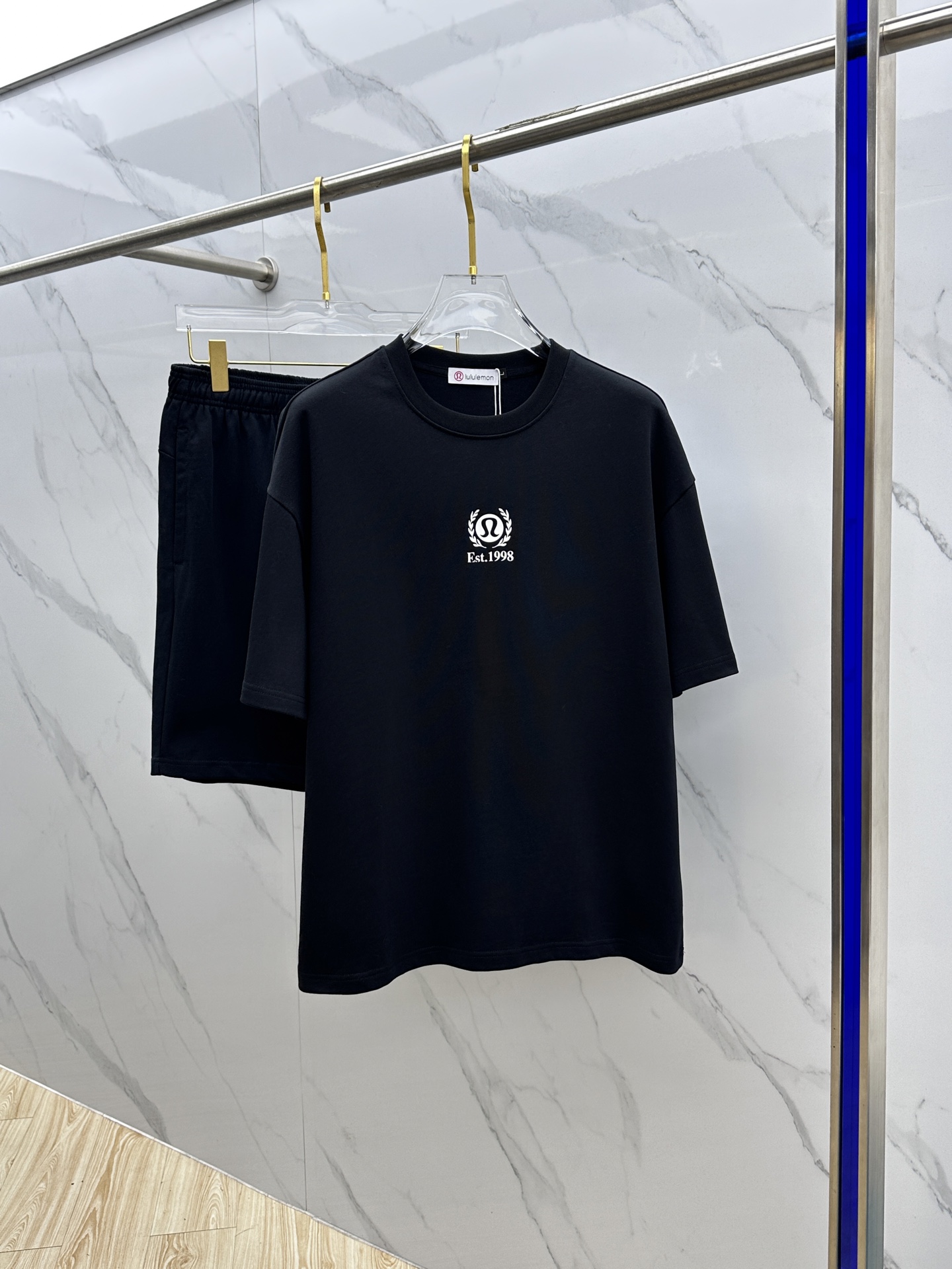 NO:426020,Lulu 2025 Spring and Summer latest suit, men and women's styles, with few channels for trading companies, and it is released on the official website at the same time!  Basically, it will have its back every season, and I look forward to the performances of all trendy men and women!  This model is made of top-grade pure cotton washing water materials!  It is hard to pick on whether it is skin-friendly or breathable when worn in close-fitting!  The upper body looks very white and supports the complexion of the skin!  Loose style cut, both men and women can easily match your own fashionable and high-end outfit!  AN Size M~XXL, alexander wang19860909lulu 2025春夏最新款套装,男女款 贸易公司渠道稀出,同步官网发售！基本每一季都会有它的背影所在,期待着所有潮男潮女们的演绎！此款选用客供顶级纯棉洗水材质打造！贴身穿着亲肤感与透气性都无法挑剔！上身非常的显白承托肤色！宽松版型裁剪,无论男女皆可轻松搭配出属于自我的时尚高级穿搭！AN 尺码M~XXL,,alexander wang,Men's clothing