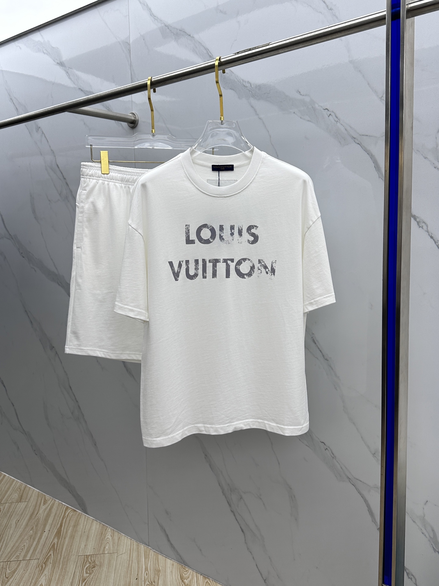 NO:426025,1V* Louis Vuitton 2025 Spring and Summer latest suit, men and women's models, trading company channels are rare, and it is released on the official website at the same time!  Basically, it will have its back every season, and I look forward to the performances of all trendy men and women!  This model is made of top-grade pure cotton washing water materials!  It is hard to pick on whether it is skin-friendly or breathable when worn in close-fitting!  The upper body looks very white and supports the complexion of the skin!  Loose style cut, both men and women can easily match your own fashionable and high-end outfit!  Xx size s~xl, louis vuitton,alexander wang198609091V*路易威登 2025春夏最新款套装,男女款 贸易公司渠道稀出,同步官网发售！基本每一季都会有它的背影所在,期待着所有潮男潮女们的演绎！此款选用客供顶级纯棉洗水材质打造！贴身穿着亲肤感与透气性都无法挑剔！上身非常的显白承托肤色！宽松版型裁剪,无论男女皆可轻松搭配出属于自我的时尚高级穿搭！Xx 尺码s~xl,,louis vuitton,alexander wang,Men's clothing