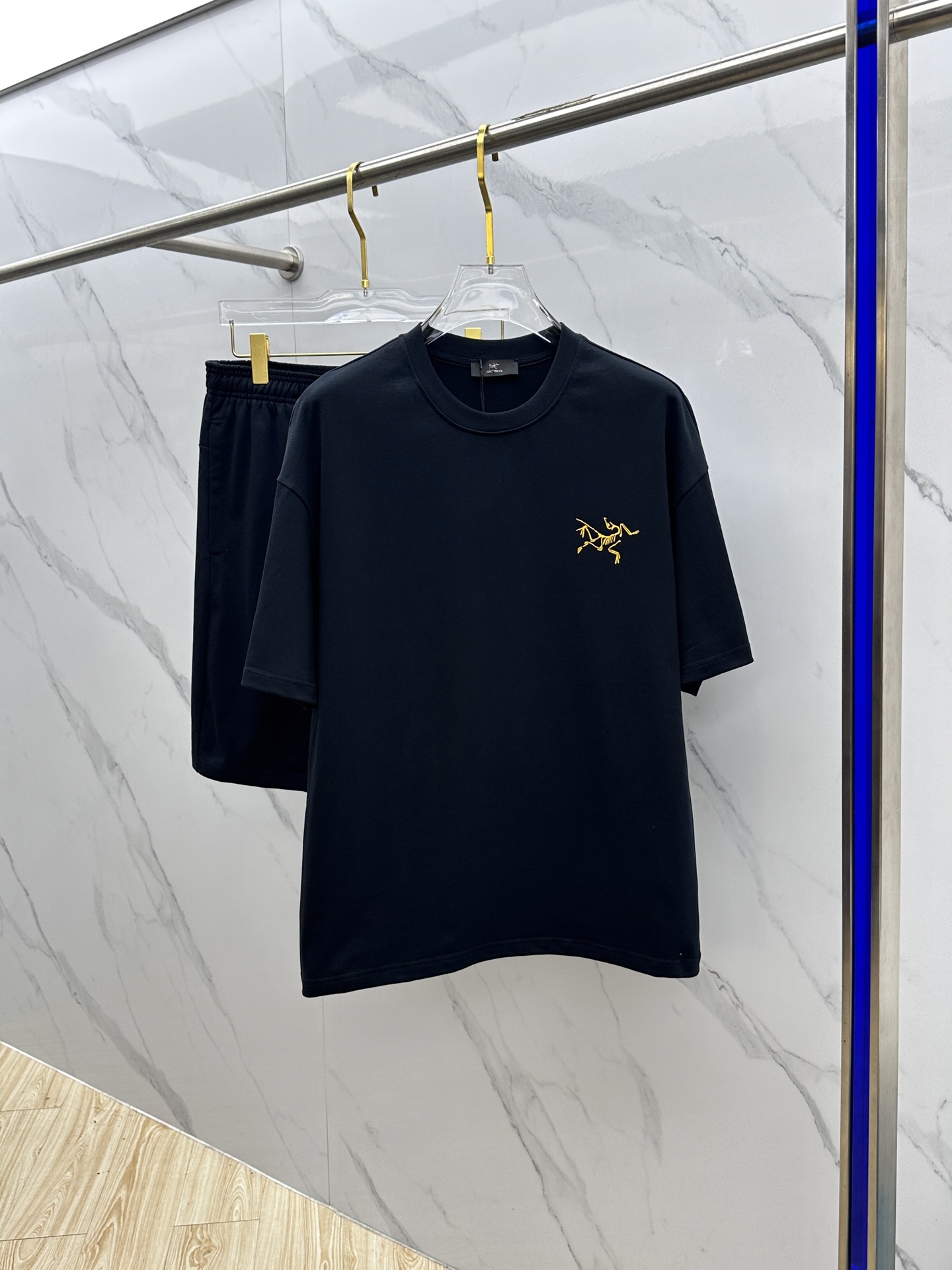 NO:426036,ARC* Archaeopteryx 2025 Spring and Summer latest suit, men and women's models, trading company channels are rare, and it is released on the official website at the same time!  Basically, it will have its back every season, and I look forward to the performances of all trendy men and women!  This model is made of top-grade pure cotton washing water materials!  It is hard to pick on whether it is skin-friendly or breathable when worn in close-fitting!  The upper body looks very white and supports the complexion of the skin!  Loose style cut, both men and women can easily match your own fashionable and high-end outfit!  Xx size s~xl,arc'teryx,alexander wang19860909ARC*始祖鸟 2025春夏最新款套装,男女款 贸易公司渠道稀出,同步官网发售！基本每一季都会有它的背影所在,期待着所有潮男潮女们的演绎！此款选用客供顶级纯棉洗水材质打造！贴身穿着亲肤感与透气性都无法挑剔！上身非常的显白承托肤色！宽松版型裁剪,无论男女皆可轻松搭配出属于自我的时尚高级穿搭！Xx 尺码s~xl,arc'teryx,alexander wang,Men's clothing