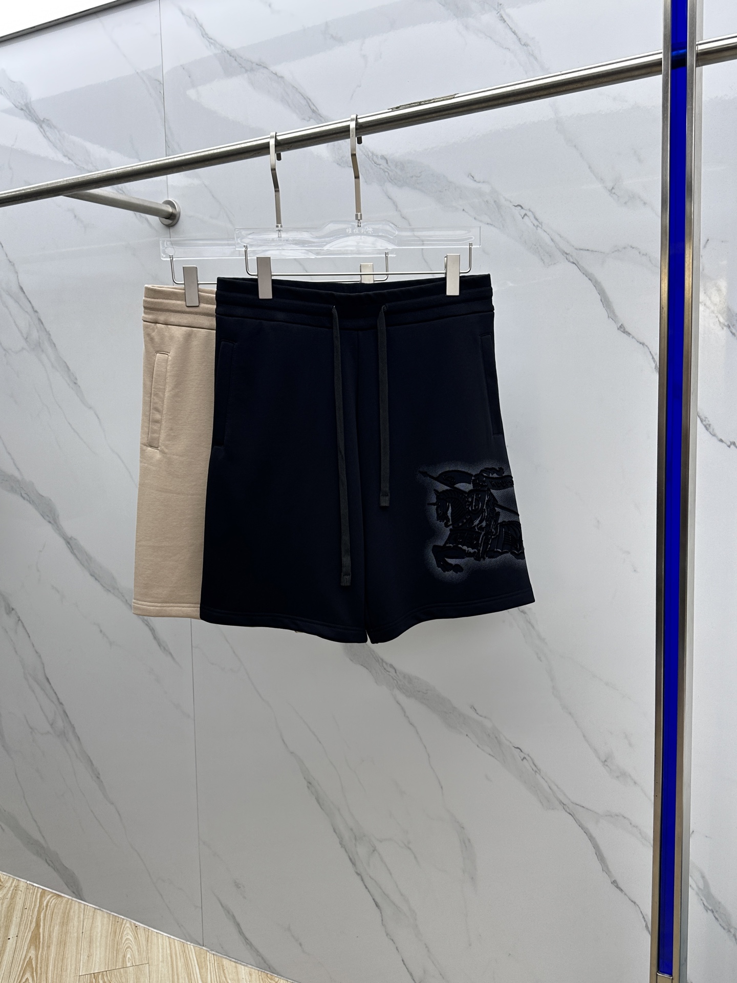 NO:428374,BBR* Burberry 2025 Spring and Summer New Men's Casual Drawstring Shorts High-end Products are simple, fashionable and generous, simple, neat and refreshing, and the quality workmanship details can stand any form of test. They are simple, generous and versatile. The upper body is elegant and handsome, and the new visual feeling is refreshing!  The quality is invincible, the details are in place, the three standards are complete, and hei is not picky about others!  Size S-XL, Burberry, shorts, alexander wang19860909BBR*巴宝莉 2025春夏新款男士休闲抽绳短裤 高端货简洁时尚大方 简洁利落又清爽 品质做工细节经得起任何形式检验,简约大方百搭款 上身优雅帅气,焕然一新的即视感！品相无敌,细节都很到位,三标齐全,hei上身不挑人！ 尺码S-XL,,burberry,shorts,alexander wang,Men's clothing