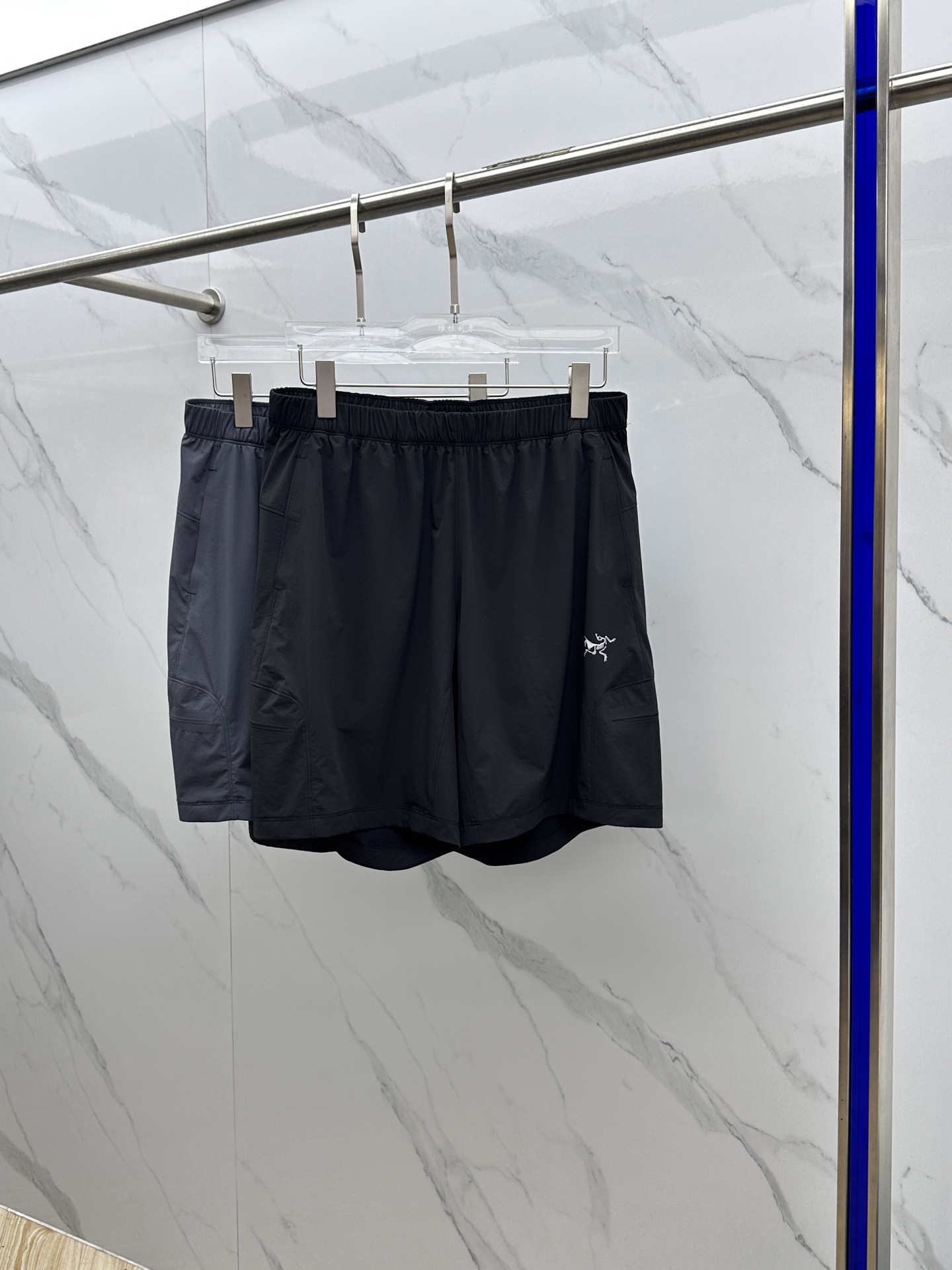 NO:428381,ARC* Archaeopteryx 2025 spring and summer new men's quick-dry shorts outdoor casual, the most casual fashion aesthetic, original pants with casual and versatile upper body, casual and lazy style, high-end customized quick-drying fabric, customized craftsmanship logo craftsmanship, full of comfort. High-end and atmospheric, can match all T-shirts. Hei code s~xl,arc'teryx, shorts,tees,t-shirt,alexander wang19860909ARC*始祖鸟 2025春夏季新款男士速干短裤户外休闲,最休闲的时尚美学,原版裤型上身休闲百搭、随性慵懒范,高级定制速干面料,订制工艺 logo工艺,舒适感爆棚.高端大气,可通搭一切T恤. hei码数s~xl,arc'teryx,shorts,tees，t-shirt,alexander wang,Men's clothing