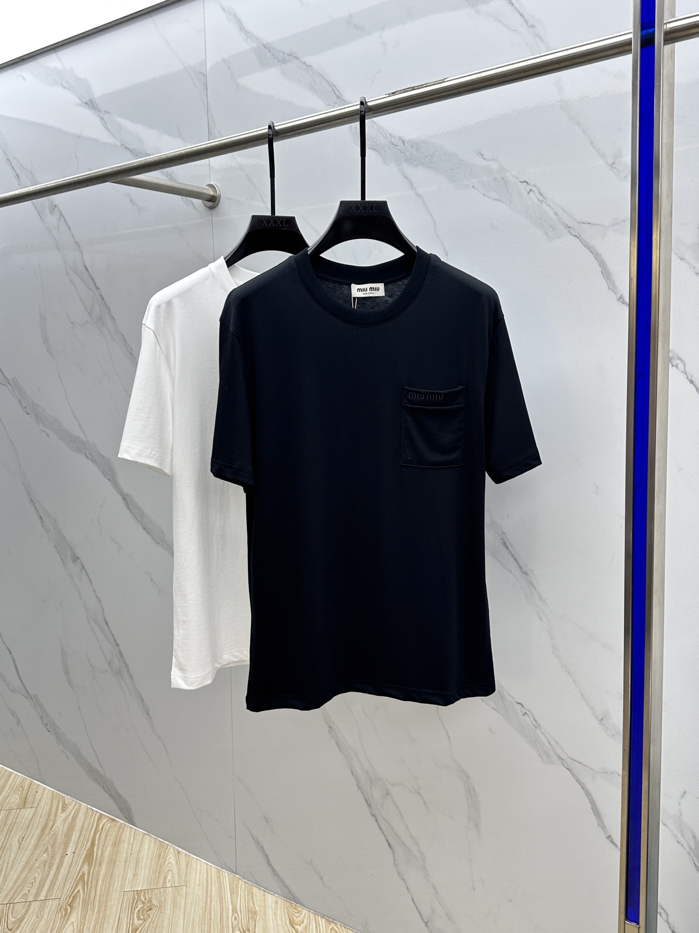 NO:464757,MIU* 2025FW spring and summer new round neck base-outdoor T-shirt, three-dimensional logo embroidery design, conventional half-sleeved cotton base T-shirt, cotton, feel glutinous and skin-skinned, soft and tough. Processing, toughness and wrinkle resistance have been greatly improved. The micro-contour cut is very well-placed. The recognition is very high. The three standards are complete, and the single-wear base must be necessary. The same model for men and women, hei, M-XXXL,,miumiu,tees, t-shirt, alexander wang19860909MIU* 2025FW春夏新品圆领打底外穿T恤,立体感logo刺绣设计,常规半袖纯棉打底T恤,棉,手感面糯有骨感,柔而有韧性.工艺处理,韧性和抗皱性能得到大幅度提高.微廓形剪裁很到位.辨识度极高.三标齐全,单穿打底必备单品. 男女同款hei 码数M-XXXL,,miumiu,tees，t-shirt,alexander wang,Men's clothing