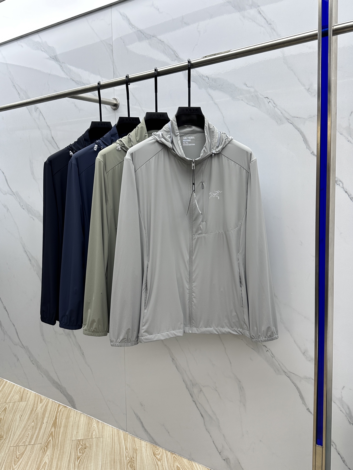 NO:426058,ARC*Architecture Bird, sports light and light sun protection clothing, a rare source of goods!  The original order is good!  New spring and summer sports, a multi-functional, can be an ordinary sun protection tool for daily casual wear, or a hot summer!  It can also be a piece when the evening breeze is slightly cool!  The material is made of functional UV-proof nylon material!  The upper body has a thin and non-sensitivity effect, breathable and comfortable, and the sun protection factor is up to spf pa++. It is also lightly preventing domestic water splash!  High-tech active sports cutting, ready-to-wear is flexible and comfortable, and the style is more suitable for the body, making it convenient for daily casual sports!  The front zipper pocket design makes it convenient to carry small items in life!  Classic logo design highlights the charm of the brand!  Standard sun protection and UV protection function are specially created for the season, just to provide more, better and more comfortable wearing experience!  Produced by xy Size m-4XL,arc'teryx,alexander wang19860909ARC*始祖鸟 运动轻薄防晒衣 臻稀货源！原单好货！春夏新款运动 一款多功能,可以是日常休闲穿搭一件普通,也可以炎炎夏日的防晒利器！也可以是晚风微凉时的一件！ 料采用功能性防紫外线的锦纶材料！ 上身效果轻薄无感,透气舒适,防晒系数高达spf pa++.并且轻度防生活泼水！ 高科技active运动裁剪,成衣灵活舒适,穿着版型更契合身型,方便日常休闲运动时穿着搭配！ 前襟拉链口袋设计,便捷携带生活小物品！ 经典logo设计,彰显品牌魅力！ 标准防晒防紫外线功能 为季节特别打造 只为提供更多更好更舒适的穿着体验感！xy出品 尺码m-4XL,arc'teryx,alexander wang,Men's clothing