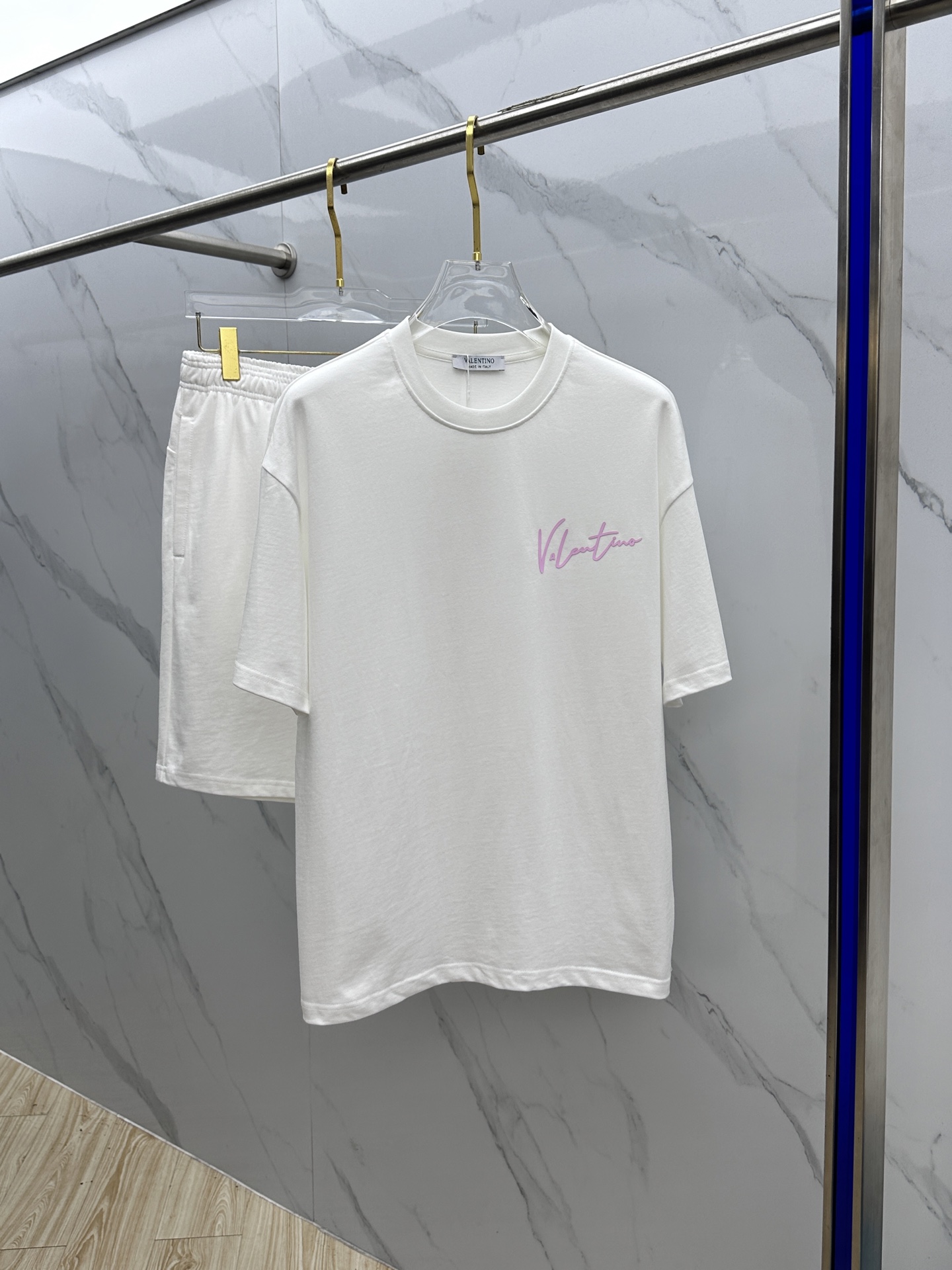 NO:426060,VLTN* Valentino's latest spring and summer suit, men and women's styles. Trading company channels are rare and it is released on the official website at the same time!  Basically, it will have its back every season, and I look forward to the performances of all trendy men and women!  This model is made of top-grade pure cotton washing water materials!  It is hard to pick on whether it is skin-friendly or breathable when worn in close-fitting!  The upper body looks very white and supports the complexion of the skin!  Loose style cut, both men and women can easily match your own fashionable and high-end outfit!  Xx size s~xl, valentino,alexander wang19860909VLTN*华伦天奴 春夏最新款套装,男女款 贸易公司渠道稀出,同步官网发售！基本每一季都会有它的背影所在,期待着所有潮男潮女们的演绎！此款选用客供顶级纯棉洗水材质打造！贴身穿着亲肤感与透气性都无法挑剔！上身非常的显白承托肤色！宽松版型裁剪,无论男女皆可轻松搭配出属于自我的时尚高级穿搭！Xx 尺码s~xl,,valentino,alexander wang,Men's clothing