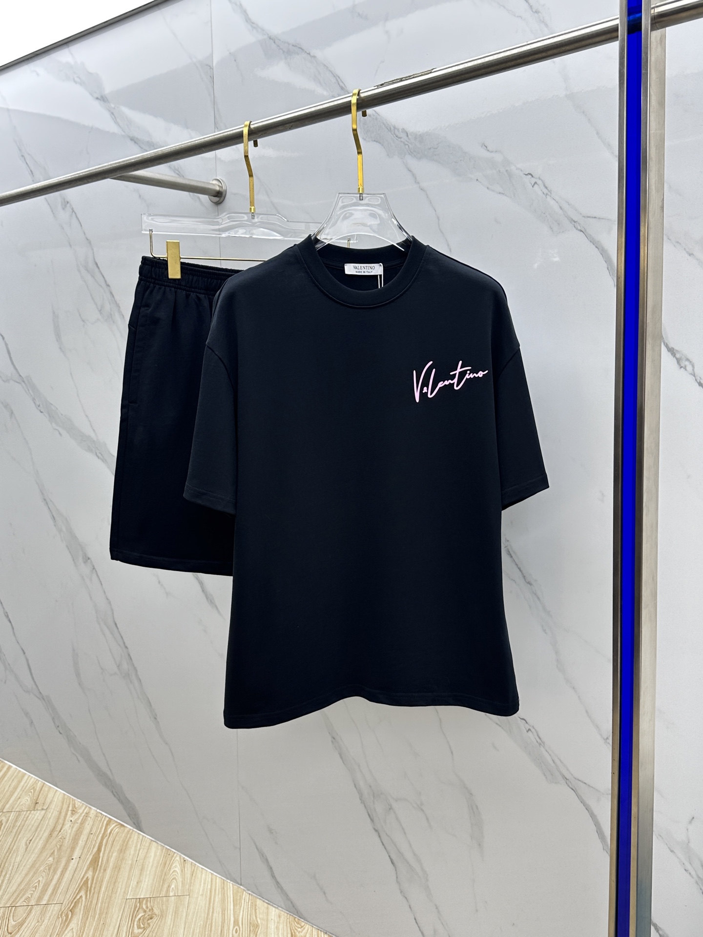 NO:458975,VLTN* Valentino 2025 Spring and Summer latest suit, men and women's styles, trading company channels are rare, and it is released on the official website at the same time!  Basically, it will have its back every season, and I look forward to the performances of all trendy men and women!  This model is made of top-grade pure cotton washing water materials!  It is hard to pick on whether it is skin-friendly or breathable when worn in close-fitting!  The upper body looks very white and supports the complexion of the skin!  Loose style cut, both men and women can easily match your own fashionable and high-end outfit!  Xx size s~xl, valentino,alexander wang19860909VLTN*华伦天奴 2025春夏最新款套装,男女款 贸易公司渠道稀出,同步官网发售！基本每一季都会有它的背影所在,期待着所有潮男潮女们的演绎！此款选用客供顶级纯棉洗水材质打造！贴身穿着亲肤感与透气性都无法挑剔！上身非常的显白承托肤色！宽松版型裁剪,无论男女皆可轻松搭配出属于自我的时尚高级穿搭！Xx 尺码s~xl,,valentino,alexander wang,Men's clothing