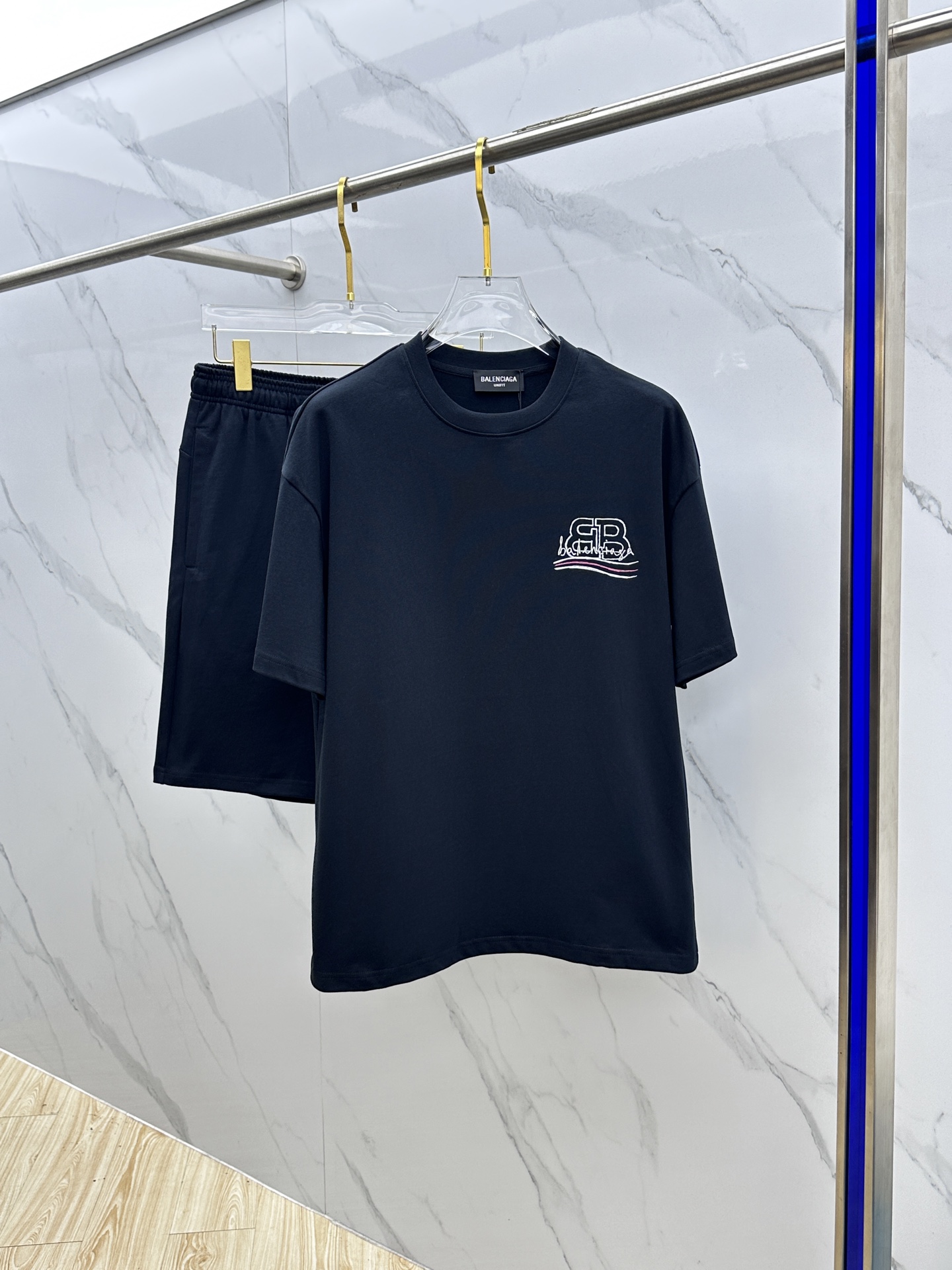 NO:426065,Balen* Paris Spring and Summer latest suit, men and women's styles, trading company channels are rare, and it is released on the official website at the same time!  Basically, it will have its back every season, and I look forward to the performances of all trendy men and women!  This model is made of top-grade pure cotton washing water materials!  It is hard to pick on whether it is skin-friendly or breathable when worn in close-fitting!  The upper body looks very white and supports the complexion of the skin!  Loose style cut, both men and women can easily match your own fashionable and high-end outfit!  Xx size s~xl,,balenciaga,alexander wang19860909Balen*巴黎 春夏最新款套装,男女款 贸易公司渠道稀出,同步官网发售！基本每一季都会有它的背影所在,期待着所有潮男潮女们的演绎！此款选用客供顶级纯棉洗水材质打造！贴身穿着亲肤感与透气性都无法挑剔！上身非常的显白承托肤色！宽松版型裁剪,无论男女皆可轻松搭配出属于自我的时尚高级穿搭！Xx 尺码s~xl,,balenciaga,alexander wang,Men's clothing