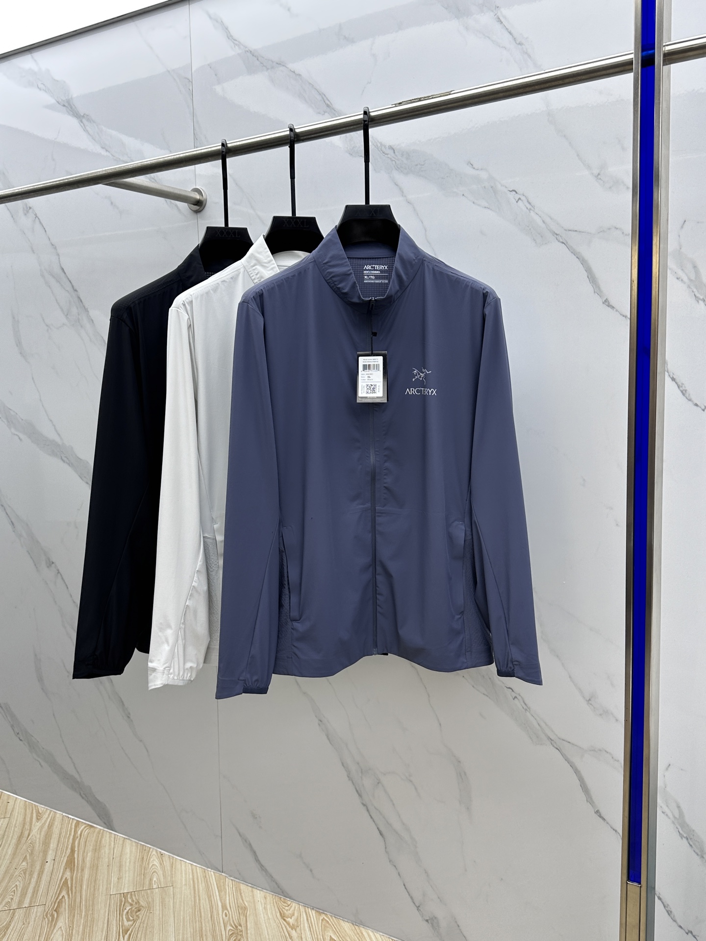 NO:428450,ARC*Architecture Bird, sports light and light sun protection clothing, a rare source of goods!  The original order is good!  2025 Spring and Summer New Sports A multi-functional one, which can be an ordinary sunscreen for daily casual wear or a hot summer!  It can also be a piece when the evening breeze is slightly cool!  The material is made of functional UV-proof nylon material!  The upper body has a thin and non-sensitivity effect, breathable and comfortable, and the sun protection factor is up to spf pa++. It is also lightly preventing domestic water splash!  High-tech active sports cutting, ready-to-wear is flexible and comfortable, and the style is more suitable for the body, making it convenient for daily casual sports!  The front zipper pocket design makes it convenient to carry small items in life!  Classic logo design highlights the charm of the brand!  Standard sun protection and UV protection function are specially created for the season, just to provide more, better and more comfortable wearing experience!  Produced by xy Size m-4XL,arc'teryx,alexander wang19860909ARC*始祖鸟 运动轻薄防晒衣 臻稀货源！原单好货！2025春夏新款运动 一款多功能,可以是日常休闲穿搭一件普通,也可以炎炎夏日的防晒利器！也可以是晚风微凉时的一件！ 料采用功能性防紫外线的锦纶材料！ 上身效果轻薄无感,透气舒适,防晒系数高达spf pa++.并且轻度防生活泼水！ 高科技active运动裁剪,成衣灵活舒适,穿着版型更契合身型,方便日常休闲运动时穿着搭配！ 前襟拉链口袋设计,便捷携带生活小物品！ 经典logo设计,彰显品牌魅力！ 标准防晒防紫外线功能 为季节特别打造 只为提供更多更好更舒适的穿着体验感！xy出品 尺码m-4XL,arc'teryx,alexander wang,Men's clothing