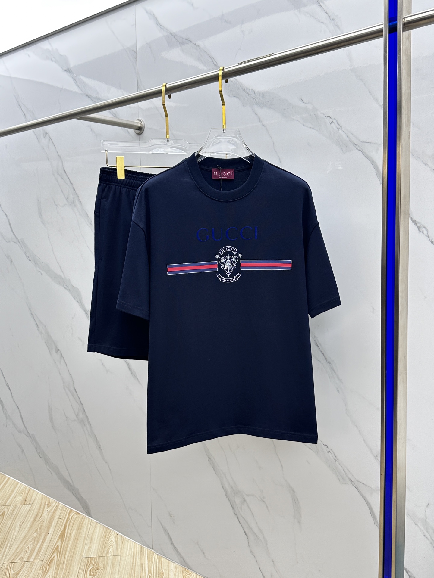 NO:428456,Guc* Gucci 2025 Spring and Summer latest suit, men and women's styles, trading company channels are rare, and it is released on the official website at the same time!  Basically, it will have its back every season, and I look forward to the performances of all trendy men and women!  This model is made of top-grade pure cotton washing water materials!  It is hard to pick on whether it is skin-friendly or breathable when worn in close-fitting!  The upper body looks very white and supports the complexion of the skin!  Loose style cut, both men and women can easily match your own fashionable and high-end outfit!  Xx size s~xl, gucci, gucci, alexander wang19860909Guc*古驰 2025春夏最新款套装,男女款 贸易公司渠道稀出,同步官网发售！基本每一季都会有它的背影所在,期待着所有潮男潮女们的演绎！此款选用客供顶级纯棉洗水材质打造！贴身穿着亲肤感与透气性都无法挑剔！上身非常的显白承托肤色！宽松版型裁剪,无论男女皆可轻松搭配出属于自我的时尚高级穿搭！Xx 尺码s~xl,,gucci,gucci,alexander wang,Men's clothing