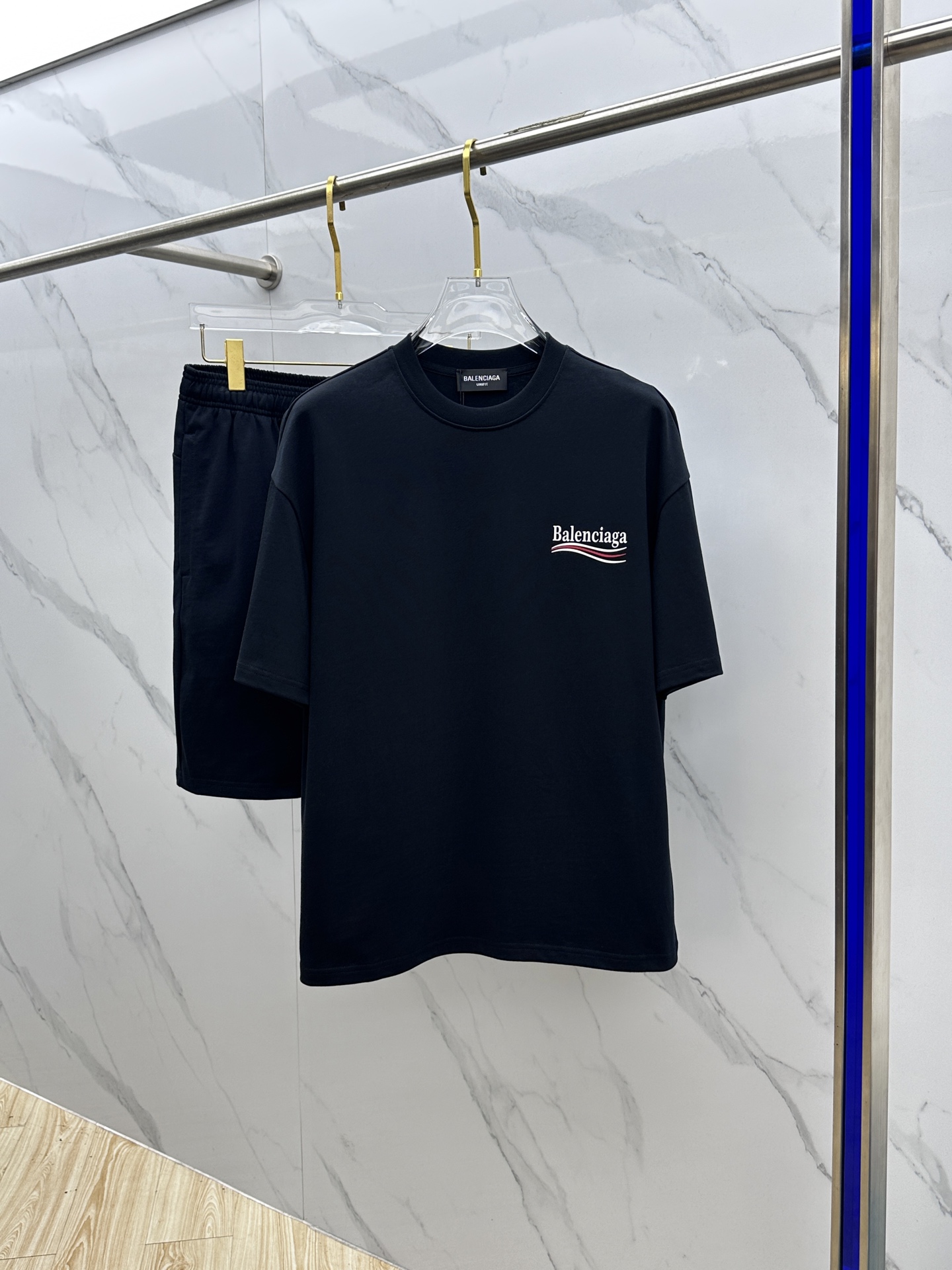 NO:428461,Balen*ciag*BalenSciag 2025 Spring and Summer latest suit, men and women's styles, trading company channels are rare, and it is released on the official website at the same time!  Basically, it will have its back every season, and I look forward to the performances of all trendy men and women!  This model is made of top-grade pure cotton washing water materials!  It is hard to pick on whether it is skin-friendly or breathable when worn in close-fitting!  The upper body looks very white and supports the complexion of the skin!  Loose style cut, both men and women can easily match your own fashionable and high-end outfit!  Xx size s~xl,,balenciaga,balenciaga,alexander wang19860909Balen*ciag*巴黎世家 2025春夏最新款套装,男女款 贸易公司渠道稀出,同步官网发售！基本每一季都会有它的背影所在,期待着所有潮男潮女们的演绎！此款选用客供顶级纯棉洗水材质打造！贴身穿着亲肤感与透气性都无法挑剔！上身非常的显白承托肤色！宽松版型裁剪,无论男女皆可轻松搭配出属于自我的时尚高级穿搭！Xx 尺码s~xl,,balenciaga,balenciaga,alexander wang,Men's clothing