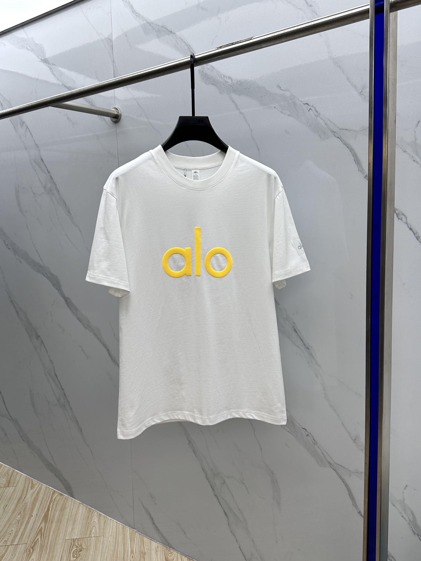 NO:473528,alo 2025 spring and summer new style first-time counter latest short-sleeved round-neck T-shirt, high-end customization, avant-garde and fashionable design!  Brand logo heavy craftsmanship design, high-end long-length cotton fabric, soft feel, comfortable to wear, exquisite counter-level car line, fine workmanship, invincible and handsome upper body effect!  A must-have item for handsome men!  Hei original single production Number of codes: M~3XL, T-shirt,tees, t-shirt,alexander wang19860909alo 2025春夏新款首发专柜最新款短袖圆领T恤 高端订制 设计前卫时尚！品牌logo重工艺设计 高端长绒棉面料.手感柔软.穿着舒适.专柜级别精致车线.做工精细.上身效果无敌帅气！型男必备单品！ hei原单出品 码数: M~3XL,,T-shirt,tees，t-shirt,alexander wang,Men's clothing