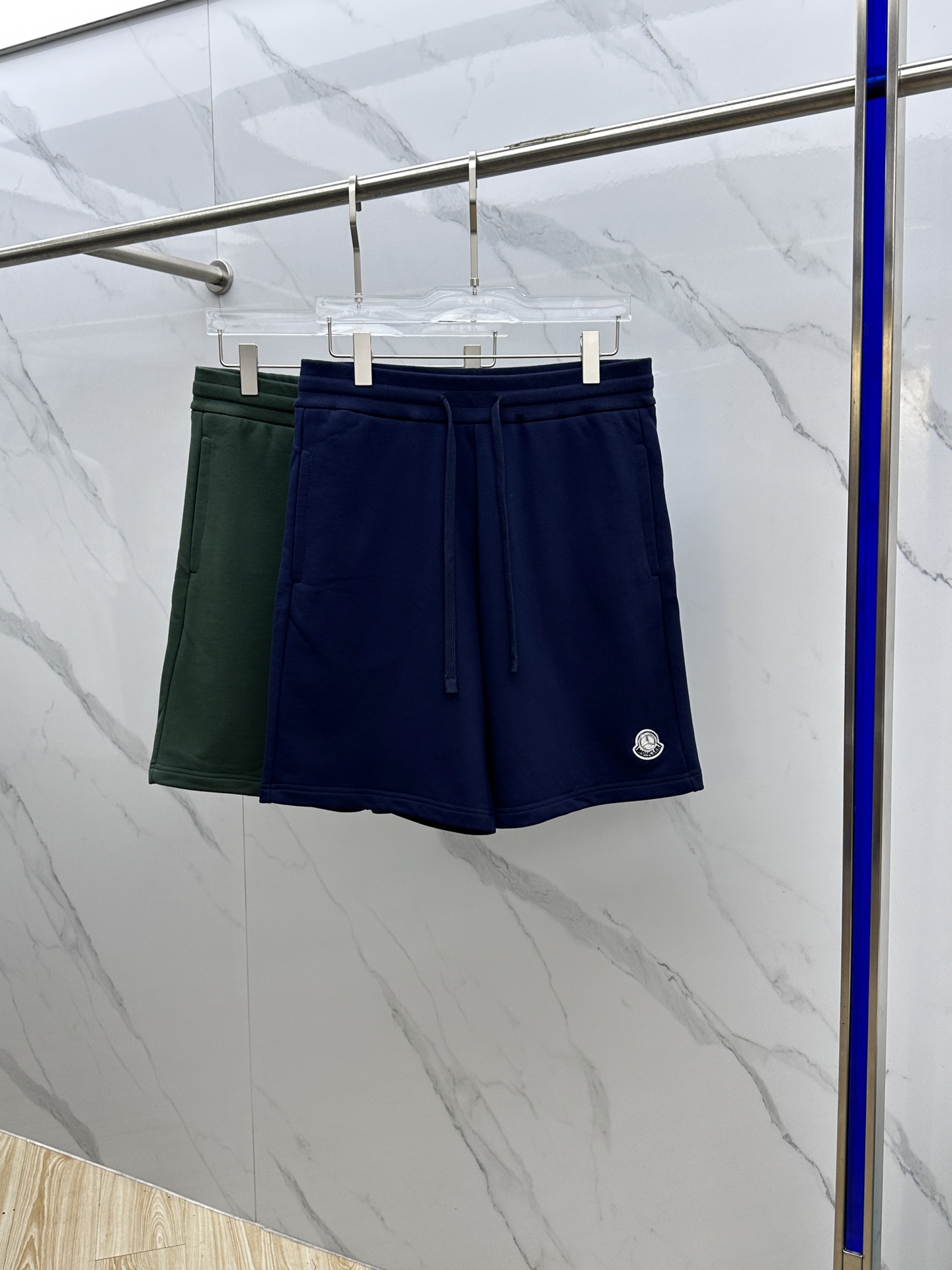 NO:476172,Mon* covers the mouth. New 2025 spring and summer new men's casual drawstring shorts. High-end products are simple, fashionable and generous. Simple, neat and refreshing. The quality workmanship details can stand any form of test. They are simple, generous and versatile. The upper body is elegant and handsome, and the new visual feeling is refreshing!  The quality is invincible, the details are in place, the three standards are complete, and hei is not picky about others!  Size S-XL, Moncler, shorts, alexander wang19860909Mon*蒙口 2025春夏新款男士休闲抽绳短裤 高端货简洁时尚大方 简洁利落又清爽 品质做工细节经得起任何形式检验,简约大方百搭款 上身优雅帅气,焕然一新的即视感！品相无敌,细节都很到位,三标齐全,hei上身不挑人！ 尺码S-XL,,Moncler,shorts,alexander wang,Men's clothing