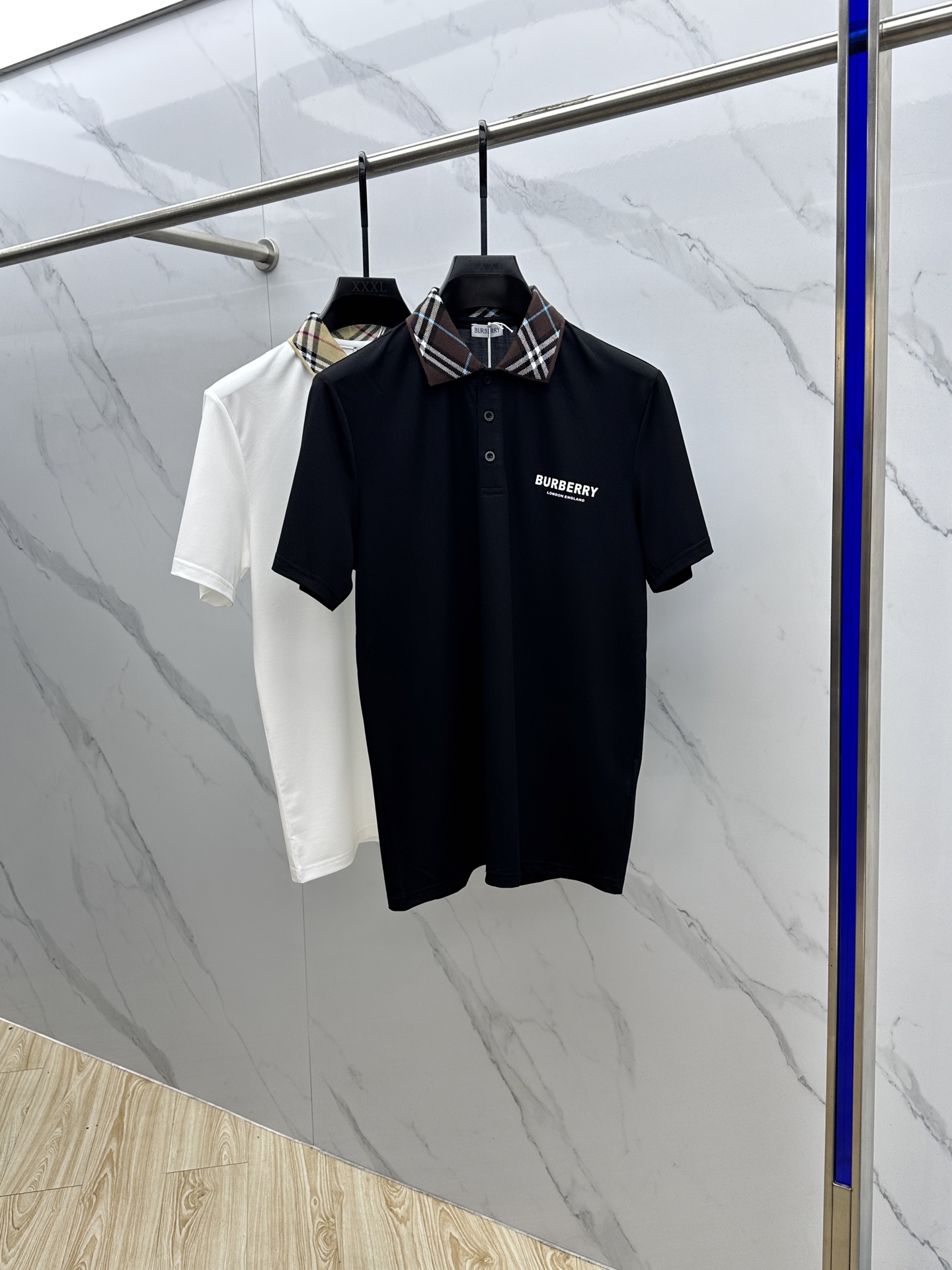 NO:473576,Burberry* Burberry 25ss new POLO shirt, 11 customized on the official website, the collar is integrated into the brand's classic plaid contrasting color design, simple and atmospheric and detailed feeling, it is made of cotton with high-density beaded cloth, the fabric is washed and shaped and does not deform, does not shrink, and feels comfortable with the hand, three standards are complete, business and casual upper body effect is excellent. Abb size m-3XL, burberry, burberry, alexander wang19860909Burberry*巴宝莉 25ss新款POLO衫,官网同售11定制,领子融入品牌经典格纹撞色设计,简约大气细节感超满,采用高密度珠地布制成棉质,面料洗水定型处理不变形,不缩水手感舒适,三标齐全,可商务可休闲上身效果超好.Abb 尺码m-3XL,,burberry,burberry,alexander wang,Men's clothing