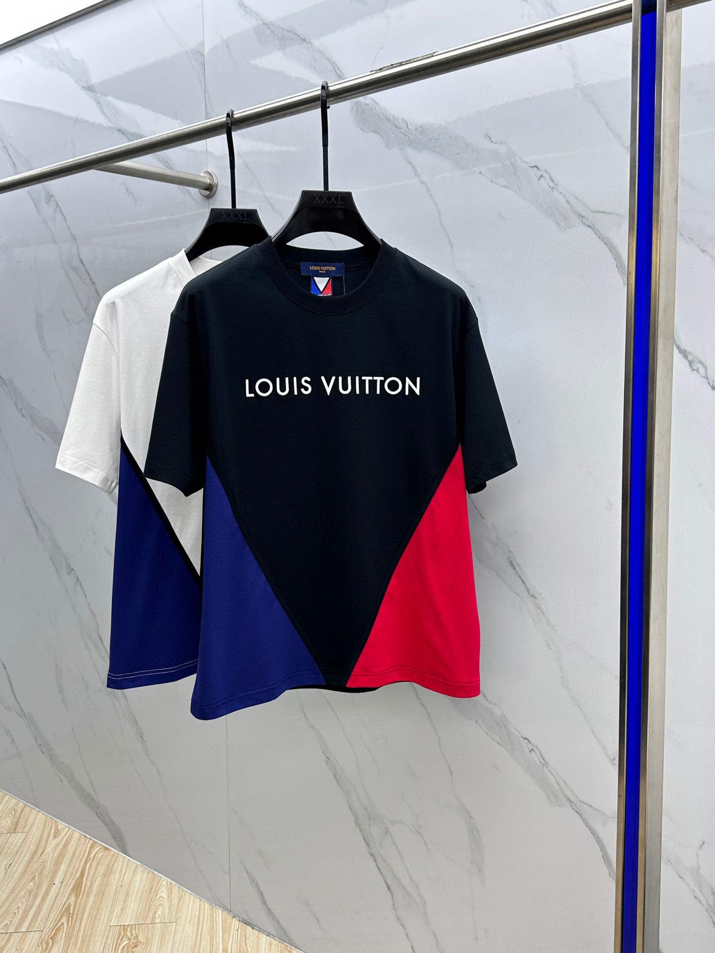 NO:464783,Louis Vuitton·Louis Vuitton 2025FW spring and summer new round neck base T-shirt, three-dimensional logo micro-contour half-sleeved 260g active cotton base T-shirt, cotton, feel glutinous and skin-skinned, soft and tough. Splicing process, toughness and wrinkle resistance have been greatly improved. The micro-contour tailoring is very well-equipped, and the chest logo embroidery is extremely recognizable. The three-standard logo is complete, and the single-skin base must be worn. The same model for men and women xh number M-XXXL,,louis vuitton,louis vuitton,tees,t-shirt,alexander wang19860909Louis Vuitton·路易威登 2025FW春夏新品圆领打底外穿T恤,立体感logo微廓形半袖260克活性纯棉打底T恤,棉,手感面糯有骨感,柔而有韧性.拼接工艺处理,韧性和抗皱性能得到大幅度提高.微廓形剪裁很到位,胸前logo刺绣,辨识度极高.三标齐全,单穿打底必备单品. 男女同款xh 码数M-XXXL,,louis vuitton,louis vuitton,tees，t-shirt,alexander wang,Men's clothing