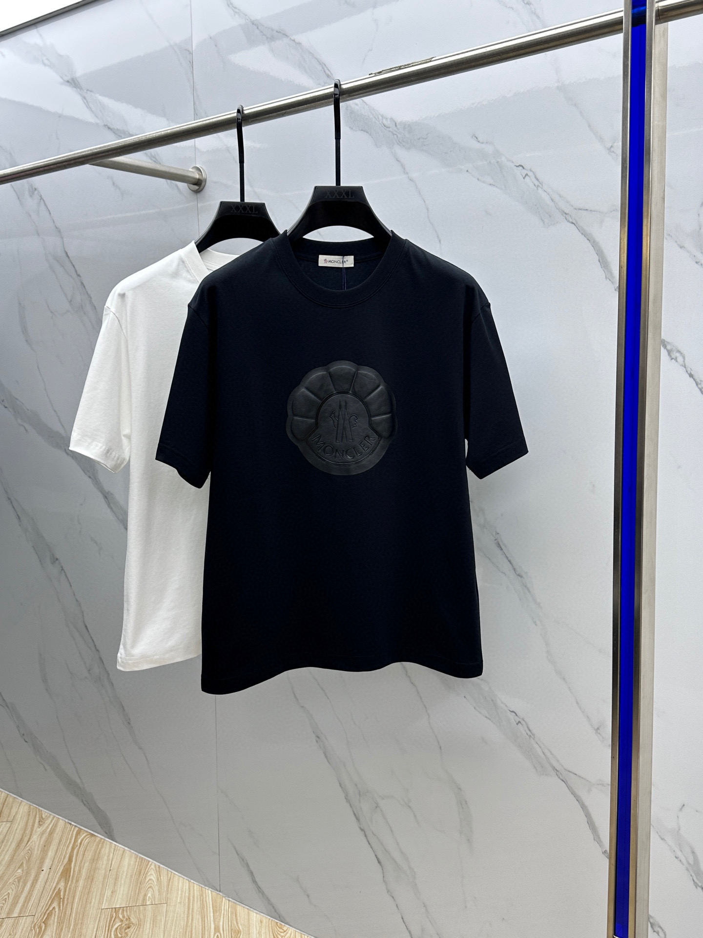 NO:464741,Mon 2025FW spring and summer new round neck bottoming T-shirt, three-dimensional logo, micro-contour half-sleeved cotton base, glutinous and skinny, soft and tough. Processing, toughness and wrinkle resistance have been greatly improved. The micro-contour tailoring is very well-equipped, and the three-dimensional printing process on the chest logo is extremely recognizable. A must-have item for single-wearing base. The same model for men and women, xh, code M-XXXL,, Moncler,tees, t-shirt, alexander wang19860909Mon蒙口 2025FW春夏新品圆领打底外穿T恤,立体感logo微廓形半袖纯棉打底,手感面糯有骨感,柔而有韧性.工艺处理,韧性和抗皱性能得到大幅度提高.微廓形剪裁很到位,胸前logo立体印花工艺,辨识度极高.单穿打底必备单品. 男女同款xh 码数M-XXXL,,Moncler,tees，t-shirt,alexander wang,Men's clothing