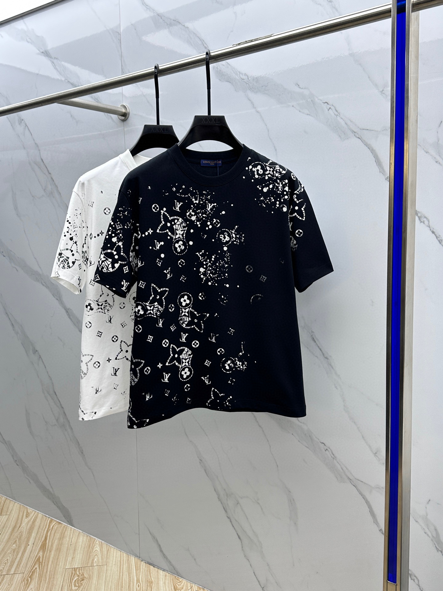 NO:464749,Louis Vuitton·Louis Vuitton 2025FW spring and summer new round neck base-outdoor T-shirt, three-dimensional logo micro-contour half-sleeved 260g active cotton base T-shirt, cotton, feel glutinous and skin-skinned, soft and tough. Processing, toughness and wrinkle resistance have been greatly improved. The micro-contour tailoring is very well-designed, full-print logo, extremely recognizable. Three-standard, and a must-have for single-wear base. The same model for men and women xh code M-XXXL,,louis vuitton,louis vuitton,tees,t-shirt,alexander wang19860909Louis Vuitton·路易威登 2025FW春夏新品圆领打底外穿T恤,立体感logo微廓形半袖260克活性纯棉打底T恤,棉,手感面糯有骨感,柔而有韧性.工艺处理,韧性和抗皱性能得到大幅度提高.微廓形剪裁很到位,满印logo,辨识度极高.三标齐全,单穿打底必备单品. 男女同款xh 码数M-XXXL,,louis vuitton,louis vuitton,tees，t-shirt,alexander wang,Men's clothing