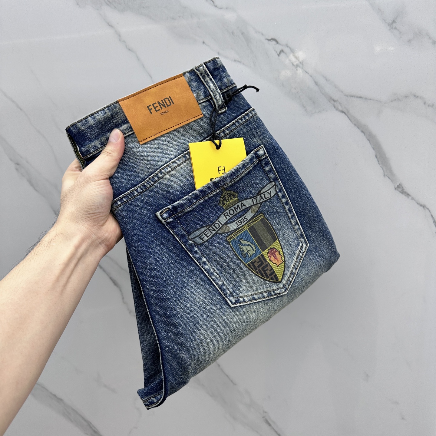 NO:482230,Fendi*Fendi High-end customization, the latest jeans in early spring 2025 are released simultaneously on the counter. Original customization reproduction. Customer-supplied hardware and accessories. Original quality. Imported fixed-color denim fabric. Heavy industry washing. Fine workmanship and excellent upper body!  Preferred single product A10 produced with 30-38 no 35. 37,,fendi,fendi,jeans,alexander wang19860909Fendi*芬迪 高端定制、2025早春最新款牛仔裤 柜台同步发售 原版定制复刻 客供五金辅料 原单品质 进口固色牛仔面料 重工洗水 做工走线精细 上身绝佳！优选单品 A10出品 码数30-38无35. 37,,fendi,fendi,jeans,alexander wang,Men's clothing