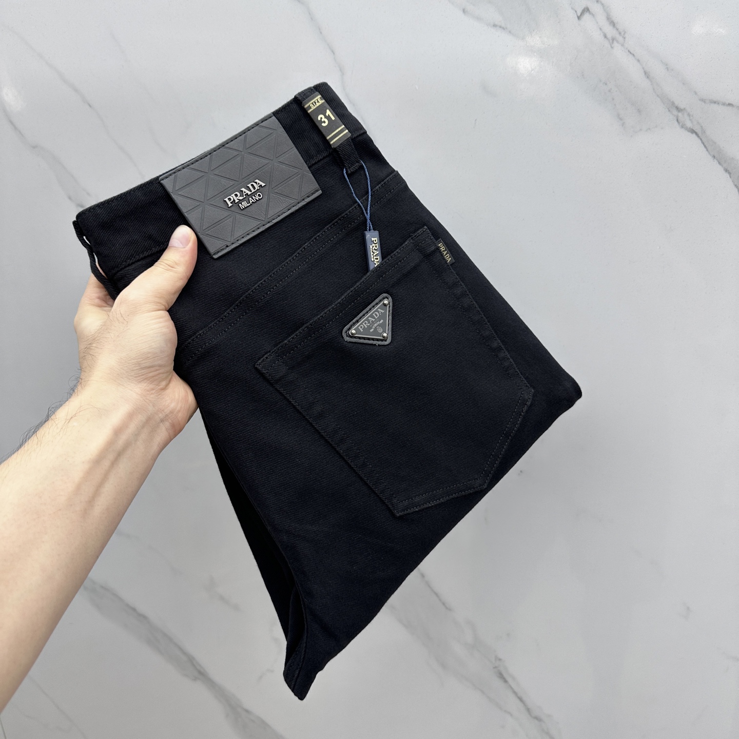 NO:479263,Prad·Prada High-end customization, the latest jeans in early spring 2025 are released simultaneously on the counter. Original custom reproduction. Customer-supplied hardware and accessories. Original quality. Imported fixed-color denim fabric. Heavy industry washing. Fine workmanship and excellent upper body!  Preferred single product A10 produced with 30-38 no 35. 37,,prada,prada,jeans,alexander wang19860909Prad·普拉达 高端定制、2025早春最新款牛仔裤 柜台同步发售 原版定制复刻 客供五金辅料 原单品质 进口固色牛仔面料 重工洗水 做工走线精细 上身绝佳！优选单品 A10出品 码数30-38无35. 37,,prada,prada,jeans,alexander wang,Men's clothing