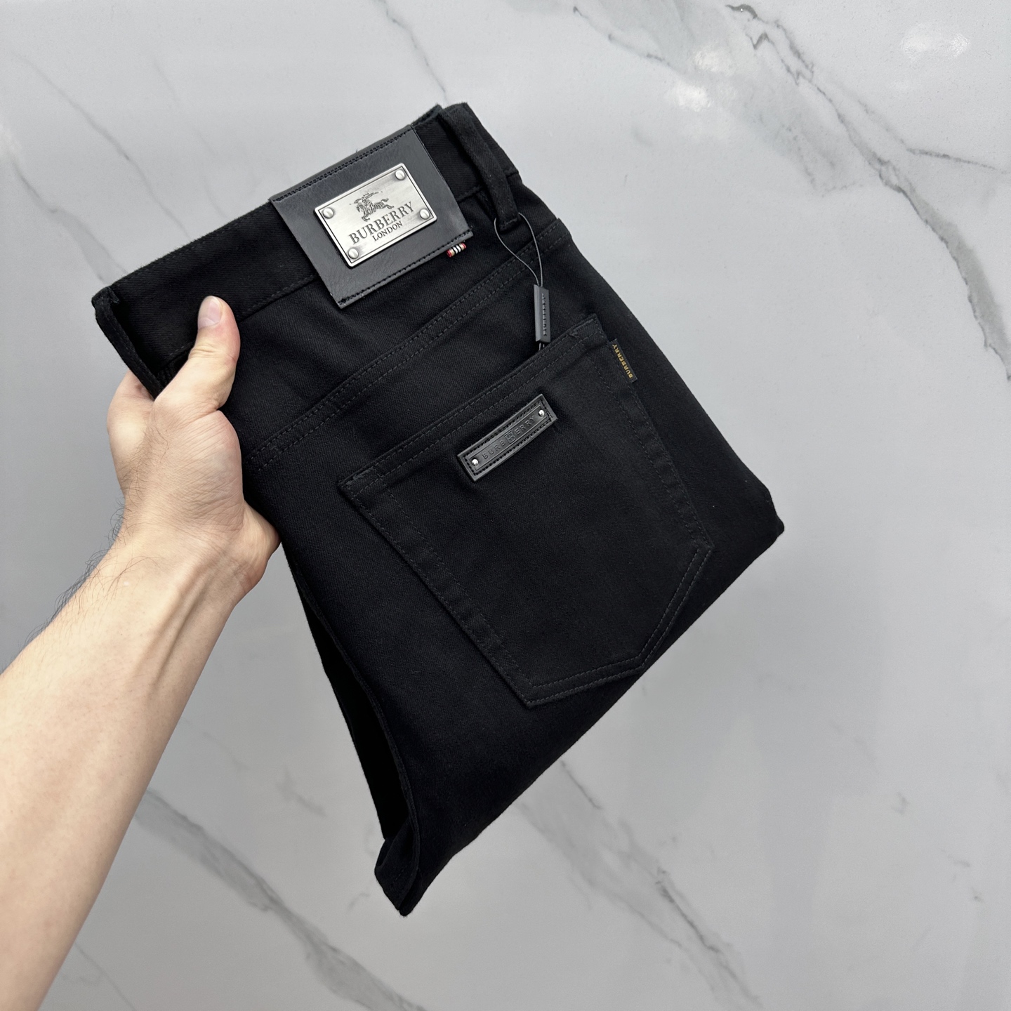 NO:479279,BBR* Burberry High-end customization, the latest jeans in early spring 2025 are released simultaneously on the counter. Original custom reproduction. Customer-supplied hardware and accessories. Original quality. Imported fixed-color denim fabric. Heavy industry washing. Fine workmanship and excellent upper body!  Preferred single product A10 produced with 30-38 no 35. 37, burberry, jeans, alexander wang19860909BBR*巴宝莉 高端定制、2025早春最新款牛仔裤 柜台同步发售 原版定制复刻 客供五金辅料 原单品质 进口固色牛仔面料 重工洗水 做工走线精细 上身绝佳！优选单品 A10出品 码数30-38无35. 37,,burberry,jeans,alexander wang,Men's clothing