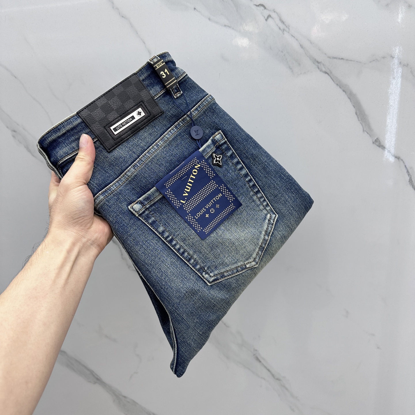 NO:479241,1V* Louis Vuitton, high-end customization, the latest jeans in early spring 2025, are available at the counter, original custom reproduction, customer-supplied hardware and accessories, original quality, imported fixed-color denim fabric, heavy industry washing, fine workmanship and excellent upper body!  Preferred single product A10 produced with 30-38 no 35. 37,,louis vuitton,jeans,alexander wang198609091V*路易威登 高端定制、2025早春最新款牛仔裤 柜台同步发售 原版定制复刻 客供五金辅料 原单品质 进口固色牛仔面料 重工洗水 做工走线精细 上身绝佳！优选单品 A10出品 码数30-38无35. 37,,louis vuitton,jeans,alexander wang,Men's clothing